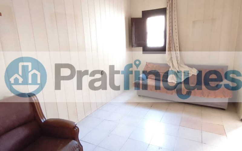 ¿Buscas un lienzo en blanco para diseñar una vida a tu medida o una inversión con posibilidades infinitas? Te presentamos una oportunidad única en la zona más auténtica de la ciudad. No es solo una casa; es la posibilidad de materializar ese proyecto que tienes en mente, combinando el encanto histórico con la modernidad absoluta. El espacio que siempre imaginaste Ubicada en una generosa parcela de&nbsp;155 m²&nbsp;(5 m de fachada por 31 m de fondo),esta propiedad destaca por su&nbsp;espectacular patio central, un pulmón de aire y luz que se convertirá en el alma de tu futuro hogar. Actualmente, la vivienda cuenta con&nbsp;164 m² construidos&nbsp;llenos de potencial: Planta Baja (86 m²):&nbsp;El espacio perfecto para una zona de día diáfana con vistas al jardín. Planta Primera (65 m²):&nbsp;Actualmente distribuida con recibidor, cocina, baño y un salón con salida a una&nbsp;terraza con orientación sur, garantizando sol durante todo el día. Planta Superior:&nbsp;Tres amplias estancias ideales para dormitorios dobles o suites de ensueño.¿Por qué esta propiedad es especial? Lo que hoy requiere una reforma integral, mañana será la casa más envidiada del barrio. Tienes flexibilidad total para diseñar: ✅ Un&nbsp;jardín privado con piscina&nbsp;y zona de barbacoa. ✅ Tu propio&nbsp;garaje privado&nbsp;en el centro. ✅ De 3 a 5 habitaciones según tus necesidades. Oportunidad para Inversores ????️ La normativa de la parcela es excepcional, permitiendo incluso la&nbsp;construcción de dos viviendas independientes: Un edificio de planta baja + 2 alturas + bajo cubierta. Un segundo edificio de planta baja + altura + bajo cubierta (ideal como estudio independiente, loft de invitados o garaje de gran capacidad).No te limites a leerlo: ven a sentirlo.&nbsp;Las dimensiones y la luz de este inmueble solo se aprecian de verdad al cruzar su puerta. Te acompañaremos en todo el proceso para ayudarte a visualizar y proyectar la casa que siempre quisiste. ¡Contáctanos hoy mismo y agenda tu visita! Tu futuro empieza aquí. &nbsp; En Pratfinques le acompañamos de forma integral durante todo el proceso de compraventa. Nos encargamos de la gestión de su financiación hipotecaria, la liquidación de impuestos y la inscripción registral de la propiedad. &nbsp; Tenga en cuenta los siguientes puntos informativos: &nbsp; Transparencia en el precio: El importe de venta no incluye los impuestos y tasas asociados (ITP y AJD). Plusvalía: El Impuesto sobre el Incremento de Valor de los Terrenos de Naturaleza Urbana corre íntegramente a cargo de la parte vendedora. Sin costes adicionales: En Pratfinques no cobramos honorarios a la parte compradora; nuestros servicios ya están incluidos en el precio de venta publicado.&nbsp;