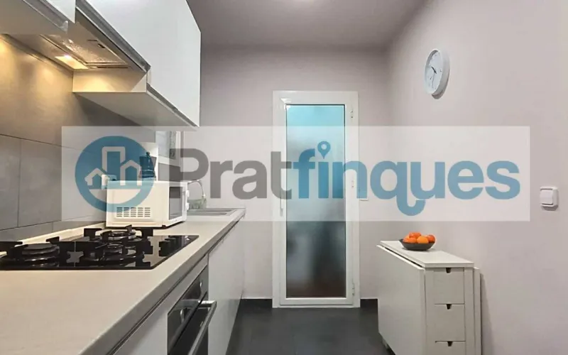 Descubra este piso único en el corazón de la ciudad. Una vivienda diseñada para aprovechar la luz natural al máximo, totalmente exterior y con una distribución versátil. Su gran salón de 22 m² se convierte en el centro del hogar, conectado a un balcón ideal para disfrutar del entorno urbano. Situada en un área con una&nbsp;oferta comercial inmejorable&nbsp;(moda, restauración y alimentación) y una conectividad excelente. A pocos minutos de la estación de&nbsp;Metro L9 (Les Moreres)&nbsp;y con acceso inmediato a las principales líneas de autobús (65, X2, L22, N17),esta propiedad combina comodidad, servicios y calidad de vida. Desde Pratfinques, te realizamos todos los trámites de la compraventa y a la obtención de la financiación hipotecaria, liquidación de los impuestos y, inscripción registral. -&nbsp;&nbsp;&nbsp;&nbsp;&nbsp;&nbsp;&nbsp;&nbsp;&nbsp;&nbsp;&nbsp;&nbsp;&nbsp; El precio de venta del inmueble, no incluye impuestos ni tasas. (ITP y AJD) -&nbsp;&nbsp;&nbsp;&nbsp;&nbsp;&nbsp;&nbsp;&nbsp;&nbsp;&nbsp;&nbsp;&nbsp;&nbsp; La plusvalía (Impuesto sobre el Incremento de Valor de los Terrenos Urbanos) es a cargo del vendedor. -&nbsp;&nbsp;&nbsp;&nbsp;&nbsp;&nbsp;&nbsp;&nbsp;&nbsp;&nbsp;&nbsp;&nbsp;&nbsp; En Pratfinques, NO COBRAMOS LOS HONORARIOS AL COMPRADOR, están incluidos en el precio de venta publicado.