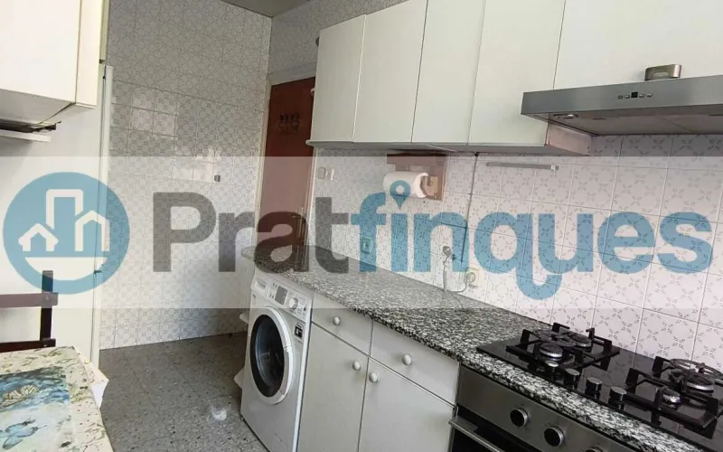 Ubicada en una de las zonas más exclusivas y demandadas de El Prat de Llobregat, presentamos esta vivienda totalmente exterior que destaca por su luz natural y su ubicación privilegiada en el&nbsp;Casc Antic. Características principales: Luminosidad total:&nbsp;Al ser una pieza íntegramente exterior, cada estancia disfruta de una claridad excepcional durante todo el día. Espacios optimizados:&nbsp;La vivienda cuenta con 69 m² construidos (63 m² útiles) distribuidos de forma funcional. Distribución: 3 dormitorios (uno de ellos doble). Salón-comedor con salida directa a un acogedor balcón. Cocina independiente con grandes posibilidades de reforma. Baño de tres piezas equipado con plato de ducha. Finca con ascensor:&nbsp;Situado en un edificio bien conservado que dispone de ascensor, garantizando total comodidad.Un lienzo en blanco para tu proyecto: El inmueble se encuentra en estado original, lo que representa la oportunidad perfecta para realizar una&nbsp;actualización integral&nbsp;y diseñar el hogar de tus sueños a medida. Su estructura permite múltiples opciones de personalización para ganar amplitud y estilo. Viva en una zona tranquila, con el encanto del casco histórico y todos los servicios, comercios y transporte a su alcance. En Pratfinques le acompañamos de forma integral durante todo el proceso de compraventa. Nos encargamos de la gestión de su financiación hipotecaria, la liquidación de impuestos y la inscripción registral de la propiedad. &nbsp; Tenga en cuenta los siguientes puntos informativos: &nbsp; Transparencia en el precio: El importe de venta no incluye los impuestos y tasas asociados (ITP y AJD). Plusvalía: El Impuesto sobre el Incremento de Valor de los Terrenos de Naturaleza Urbana corre íntegramente a cargo de la parte vendedora. Sin costes adicionales: En Pratfinques no cobramos honorarios a la parte compradora; nuestros servicios ya están incluidos en el precio de venta publicado.&nbsp;