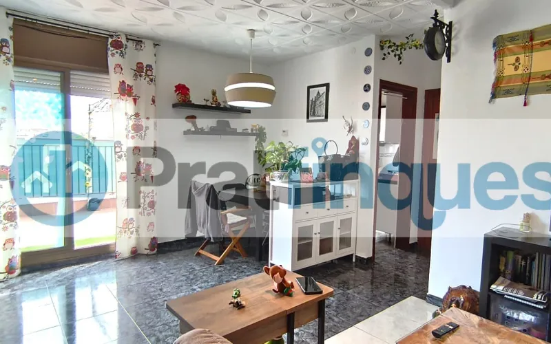 Vive por encima de todo. Este no es solo un ático, es un mirador privado diseñado para quienes buscan la calma sin renunciar al pulso de la ciudad. Con una orientación Este privilegiada, la vivienda se inunda de luz natural desde el primer café de la mañana, convirtiendo cada rincón en un espacio vibrante y acogedor. Espacios que respiran El corazón de la propiedad es su espectacular salón-comedor de 27 m², un área amplia y fluida que conecta directamente con la joya de la corona: una terraza a nivel de 36 m². Es el escenario perfecto para cenas bajo las estrellas, mañanas de lectura al sol o simplemente disfrutar de la libertad de un espacio exterior privado de grandes dimensiones. La distribución se completa con: Zona de descanso: 2 habitaciones (una de ellas doble, pensada para el máximo confort). Cocina independiente: Funcional y luminosa, con acceso directo a la terraza y zona de galería integrada. Baño de diseño: Totalmente actualizado, con plato de ducha de resina antideslizante para una estética moderna y segura. Calidades: Suelos de gres porcelánico que aportan elegancia y puertas de haya que dan calidez a todo el hogar.El privilegio de tu ubicación Vivir aquí significa tenerlo todo. Situado en un enclave estratégico junto al Carrer Lleida, disfrutarás de la comodidad de tener el comercio local, la mejor restauración y colegios a pocos pasos de tu portal. La conectividad es absoluta, con la L9 de Metro y líneas de autobús que te acercan a cualquier punto en minutos. No es solo un piso, es la oportunidad de vivir en una de las zonas más demandadas, donde la luz y la terraza marcan la diferencia entre un lugar donde vivir y un lugar donde ser feliz. En Pratfinques le acompañamos de forma integral durante todo el proceso de compraventa. Nos encargamos de la gestión de su financiación hipotecaria, la liquidación de impuestos y la inscripción registral de la propiedad. &nbsp; Tenga en cuenta los siguientes puntos informativos: &nbsp; Transparencia en el precio: El importe de venta no incluye los impuestos y tasas asociados (ITP y AJD). Plusvalía: El Impuesto sobre el Incremento de Valor de los Terrenos de Naturaleza Urbana corre íntegramente a cargo de la parte vendedora. Sin costes adicionales: En Pratfinques no cobramos honorarios a la parte compradora; nuestros servicios ya están incluidos en el precio de venta publicado.&nbsp;