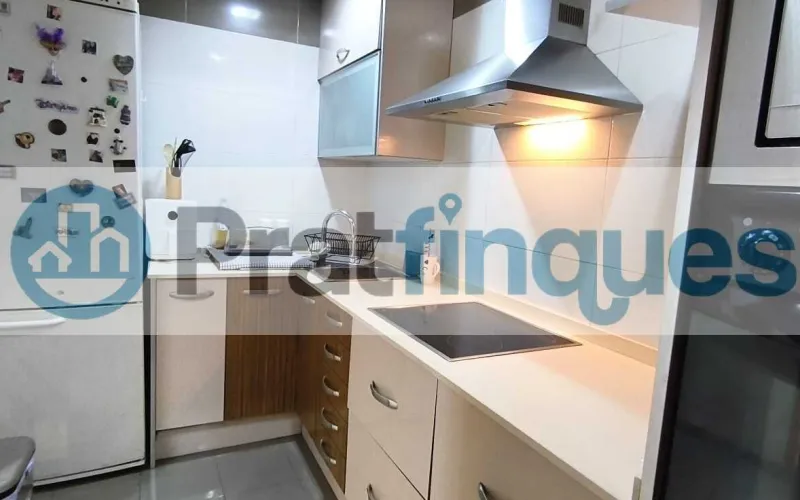 Disfrute del equilibrio perfecto entre tranquilidad residencial y una conectividad estratégica inigualable. Esta magnífica vivienda, ubicada en la apacible calle Sant Joaquim, 86, destaca por su excelente distribución, estancias muy amplias y una optimización perfecta de sus 83 m² útiles (97 m² construidos). Gracias a su orientación norte, el piso ofrece un ambiente fresco, confortable y una luminosidad constante muy valorada. Distribución elegante y espacios independientes Salón-comedor extraordinario: Un gran espacio de 22 m² muy cuadrado y luminoso, con salida directa a un agradable balcón. Zona de descanso generosa: Dispone de 4 habitaciones, incluyendo dos dormitorios dobles de gran tamaño (el principal cuenta con unos fantásticos 13 m²). Cocina funcional e independiente: Espaciosa, independiente y con salida a una práctica galería/lavadero que maximiza la organización. Baño completo: Un baño de 4 piezas equipado con bañera, ideal para el confort diario.Calidades y confort de primer nivel Aislamiento eficiente: Carpintería exterior de aluminio blanco con doble acristalamiento, garantizando confort térmico y acústico. Climatización integral: Sistema de aire acondicionado split con bomba de calor instalado. Detalles de calidad: Suelos de gres porcelánico de alta resistencia y puertas interiores de haya vaporizada que aportan calidez. Finca accesible: Edificio cuidado y tranquilo que dispone de ascensor.Accesibilidad y entorno: Lo mejor de El Prat a su alcance La ubicación de la calle Sant Joaquim es uno de los mayores valores añadidos de esta propiedad: Entrada y salida inmediata: Acceso rápido y directo a las principales vías de comunicación (C-31, C-32 y B-20),permitiendo conectar con Barcelona o el Aeropuerto en pocos minutos y sin sufrir retenciones internas. Conectividad total: Excelente comunicación en transporte público mediante la red de autobuses locales y metropolitanos, Metro (L9 Sud) y Cercanías Renfe. Calidad de vida en El Prat: Una ciudad llana, cómoda y moderna que combina una infraestructura de primer nivel (colegios, centros médicos, comercios) con el privilegio natural de los Espacios Naturales del Delta y sus tranquilas playas vírgenes. Tenga en cuenta los siguientes puntos informativos: Transparencia en el precio: El importe de venta no incluye los impuestos y tasas asociados (ITP y AJD). Plusvalía: El Impuesto sobre el Incremento de Valor de los Terrenos de Naturaleza Urbana corre íntegramente a cargo de la parte vendedora. Sin costes adicionales: En Pratfinques no cobramos honorarios a la parte compradora; nuestros servicios ya están incluidos en el precio de venta publicado.