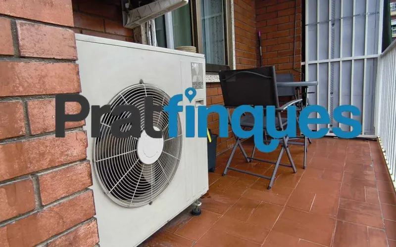 ¡Descubre tu nuevo hogar! Este encantador piso de 90 m² construidos (75 m² útiles) te ofrece la combinación perfecta de confort, espacio y una ubicación inmejorable. Situado en una cuarta planta con ascensor, destaca por su excelente distribución y su fantástica orientación oeste, ideal para disfrutar del sol de tarde. Características principales Zona de día: Salón-comedor de 16 m² con acceso directo a un agradable balcón de 8 m². Cocina independiente: Tipo office, muy espaciosa (14 m²) y con salida directa a galería/lavadero. Dormitorios: 3 habitaciones en total. Una suite principal de 12 m² y dos habitaciones individuales amplias. Baños: 1 baño completo de 4 piezas con bañera y 1 práctico aseo de cortesía. Climatización: Calefacción por radiadores de gas natural y aire acondicionado (splits) para un confort total todo el año. Ubicación y conectividad El inmueble se encuentra en una zona totalmente consolidada y excelentemente comunicada: A 8 minutos a pie de la parada de metro L9 (Cèntric). A 2 minutos de la parada de autobús Plaça Pau Casals (múltiples líneas). Servicios a pie de calle: Rodeado de comercios locales, restauración, colegios y entidades financieras. Condiciones y servicios de Pratfinques En Pratfinques te acompañamos en todo el proceso. Nos encargamos de todos los trámites de la compraventa: obtención de la financiación hipotecaria, liquidación de impuestos e inscripción registral. Sin honorarios de agencia para el comprador: Están totalmente incluidos en el precio de venta publicado. El precio de venta no incluye los impuestos ni tasas correspondientes a la parte compradora (ITP / AJD). La plusvalía municipal corre a cargo de la parte vendedora.
