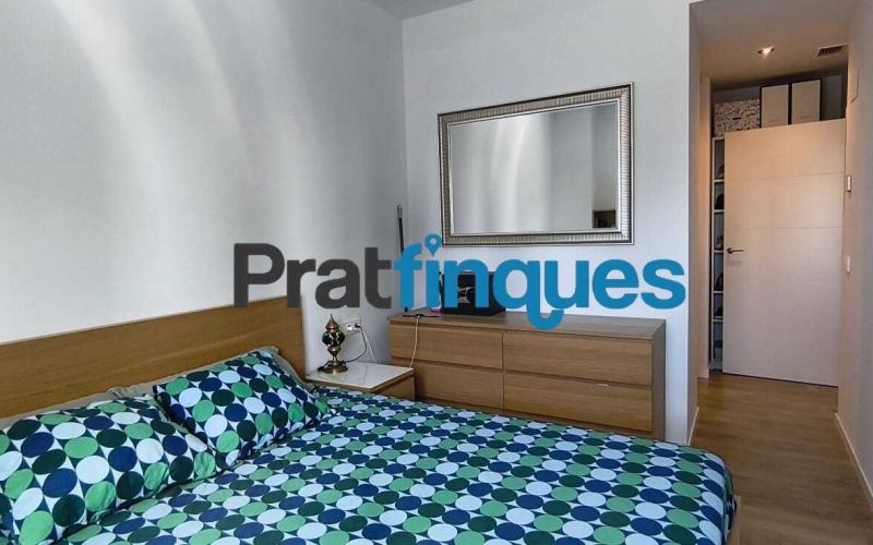 Te imaginas despertar cada día con el sol por la mañana, unas vistas claras y el cielo como vecino? Te ofrecemos esta magnífica vivienda exterior situado en una octava planta, completamente luminoso e impecable. Con una inmejorable orientación Sur-Sudeste, el piso disfruta de una entrada excepcional de luz natural durante todo el día. Ubicado en la prestigiosa Plaza Europa de L'Hospitalet de Llobregat, uno de los entornos urbanos más modernos, cotizados y mejor comunicados del área metropolitana de Barcelona, este hogar es el reflejo perfecto de una vida cómoda, elegante y altamente eficiente. La propiedad se sitúa en una finca joven que cuenta con tecnología de aerotermia de última generación y servicios exclusivos que elevan la calidad de vida al máximo nivel. Así se distribuye tu futuro hogar: - Gran dormitorio principal (16 m²): Un espacioso dormitorio de diseño que incluye una fantástica zona de vestuario integrada para tu total comodidad. - Salón-comedor de ensueño: Un ambiente abierto con grandes ventanales que conectan directamente con la terraza, inundando el espacio de sol. - Terrassa de 8 m²: El lugar ideal para relajarse ante la Plaza Europa, con acceso práctico y directo tanto desde el comedor como de la cocina. - Segundo dormitorio: Una habitación individual con ventana orientada a la terraza, ideal como despacho de teletrabajo, habitación juvenil o espacio polivalente. - Cocina independiente: Amplia, totalmente equipada, muy luminosa y con salida directa al exterior. Baño completo: Moderno y funcional, equipado con plato de ducha. Calidades, confort y eficiencia energética: - Suelos de parqué flotante de madera multicapa: Un acabado noble y natural que aporta máxima calidez, elegancia y confort a la pisada. - Sistema de aerotermia integral: Climatización de máximo ahorro (aire acondicionado y calefacción por conductas) y agua caliente sanitaria mediante energía limpia. - Máxima eficiencia: Edificio de construcción reciente con cierres de alto aislamiento y soluciones tecnológicas sostenibles. - Listo para entrar a vivir: El estado de conservación es excelente, no necesita ningún tipo de reforma. Servicios exclusivos de la finca: - Piscina comunitaria y solárium: Un oasis a tu disposición con espectaculares vistas panorámicas de la ciudad. - Seguridad y comodidad: Servicio de conserjería, control de accesos, dos ascensores y un montacargas. - Placas solares: Apoyo energético comunitario que optimiza todavía más el consumo general del edificio. Información de transparencia al consumidor: El precio de venta publicado no incluye los gastos ni los impuestos derivados de la compraventa (*ITP, gastos de notaría, registro, gestoría ni honorarios de intermediación inmobiliaria). Antes de hacer la visita, tu asesor personal te facilitará toda la información detallada y desglosada de estos costes para que compres con total tranquilidad.