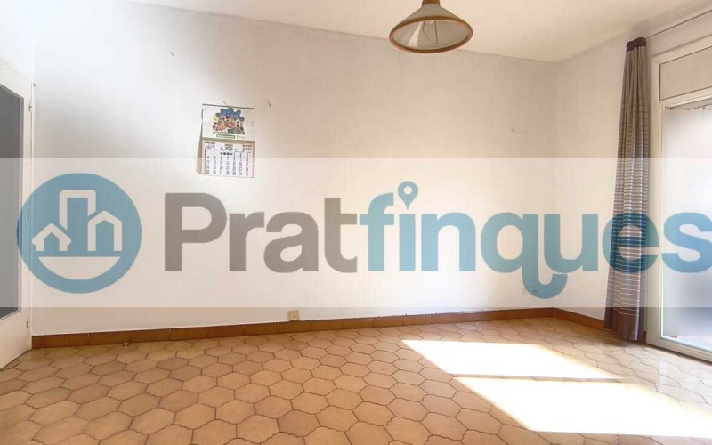 Luminoso piso con orientación Este y balcón en una de las zonas más demandadas de El Prat de Llobregat. Presentamos esta magnífica propiedad de 77 m² construidos (67 m² útiles),ubicada en el eje comercial y neurálgico de la Avenida Verge de Montserrat y Plaza Catalunya. Gracias a su orientación Este, la vivienda destaca por su gran luminosidad, recibiendo el sol directo de mañana, lo que garantiza un ambiente cálido, alegre y un excelente ahorro energético. Una pieza inmobiliaria con un potencial extraordinario, ideal tanto para familias que buscan diseñar su hogar a medida como para inversores que persiguen una alta rentabilidad. Distribución funcional y optimizada La vivienda destaca por su distribución lógica y el máximo aprovechamiento de sus espacios: Zona de día: Salón-comedor independiente con salida directa a un agradable balcón exterior, donde disfrutar del sol matinal. Cocina independiente: Con acceso a una práctica galería y derecho de uso de un patio de luces transitable. Zona de descanso: 3 dormitorios (1 doble principal de excelentes dimensiones y 2 individuales completos). Baño: Un baño completo de 4 piezas.Un lienzo en blanco para su proyecto El piso requiere una reforma integral, lo que representa la oportunidad perfecta para redistribuir los espacios a su gusto, elegir acabados de calidad actual y estrenar una vivienda totalmente personalizada según sus necesidades. La finca, además, está adaptada y cuenta con ascensor. Ubicación premium y conectividad total Situado en pleno corazón de El Prat, disfrutará de una comodidad absoluta en su día a día con todos los servicios a pie de calle: Transporte: A solo 3 minutos andando de la estación de metro Plaza Catalunya (L9 Sud) y a 2 minutos de las principales líneas de autobús. Comercios y servicios: Supermercados, tiendas de moda, colegios, centros médicos y una amplia oferta gastronómica a la vuelta de la esquina.No deje escapar esta excelente oportunidad por ubicación, precio, luz y potencial. Contacte con nosotros hoy mismo para concertar una visita. En Pratfinques le acompañamos de forma integral durante todo el proceso de compraventa. Nos encargamos de la gestión de su financiación hipotecaria, la liquidación de impuestos y la inscripción registral de la propiedad. Tenga en cuenta los siguientes puntos informativos: Transparencia en el precio: El importe de venta no incluye los impuestos y tasas asociados (ITP y AJD). Plusvalía: El Impuesto sobre el Incremento de Valor de los Terrenos de Naturaleza Urbana corre íntegramente a cargo de la parte vendedora. Sin costes adicionales: En Pratfinques no cobramos honorarios a la parte compradora; nuestros servicios ya están incluidos en el precio de venta publicado.