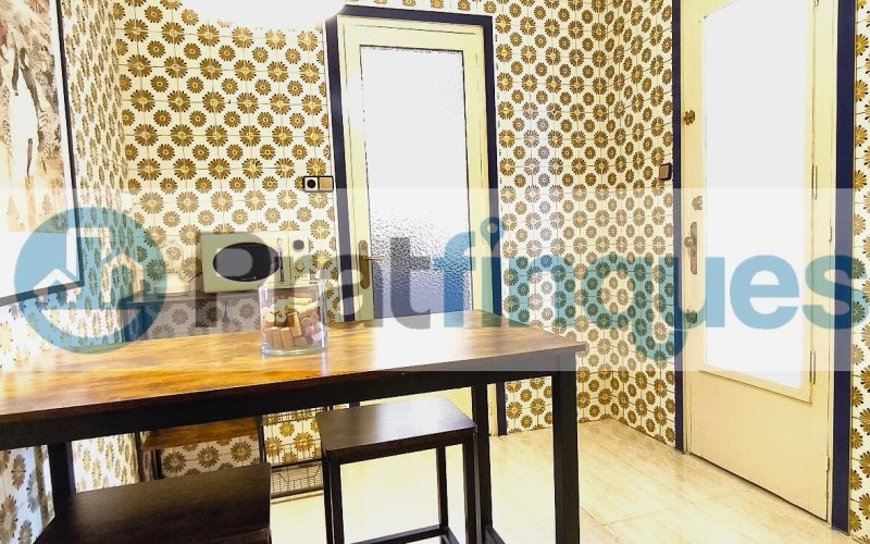 Un refugio de luz y armonía: El hogar donde tu familia florecerá ¿Buscas más que una casa? Te presentamos una propiedad con alma. Esta fantástica planta baja de 122 m² con una estància tipo estudio en segunda planta de 13 m² y terraza de 20m², no es solo un inmueble, es un escenario de bienestar donde la energía positiva se siente en cada rincón. Imagina las tardes de invierno al calor de su&nbsp;majestuosa chimenea, creando recuerdos imborrables con los tuyos en un salón que invita a la unión. Con&nbsp;4 amplias habitaciones&nbsp;(3 dobles y 1 sencilla y, 1 estudio en la 2ª planta),cada miembro de la familia encontrará su espacio de paz. La joya de la corona se encuentra en la planta superior: una estancia versátil de 13 m² que se abre a una&nbsp;terraza privada de 20m², el lugar perfecto para desayunos bajo el sol o noches de estrellas en total intimidad. ¿Sabes esa sensación de llegar a un lugar y sentir que 