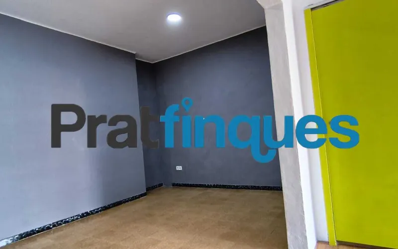 Si buscas comodidad, luz y tranquilidad, este piso de 75 m² útiles (84 m² construidos) te va a encantar. Está pensado para aprovechar cada rincón al máximo y se distribuye de forma ideal: Zona de día: Un acogedor salón-comedor de 15 m² y una moderna cocina office abierta de 9 m². ¡Y aquí viene lo mejor! Desde la cocina accedes directamente a una fantástica terraza a nivel de 10 m², el rincón perfecto para tomar el café por la mañana, disfrutar de cenas al aire libre o crear tu propio oasis urbano. Además, cuenta con un práctico lavadero integrado. Zona de descanso: 3 habitaciones (dos de ellas dobles, perfectas para el dormitorio principal o un espacio de trabajo) y un baño completo de 4 piezas. Ubicación y tranquilidad garantizadas El piso se encuentra en una de las zonas más valoradas y cotizadas de El Prat. Se ubica en la primera planta de un edificio clásico, sin ascensor, pero con una gran ventaja: ¡solo comparte espacio con 3 vecinos más! Al ser una comunidad tan pequeña y familiar, la paz y la tranquilidad están aseguradas. Listo para entrar a vivir (con muy pocos retoques) A diferencia de otros pisos, aquí el trabajo duro ya está hecho. La vivienda ha sido mimada y cuenta con: Instalación eléctrica totalmente actualizada. Ventanas de PVC con rotura de puente térmico y doble cristal (adiós al frío y a los ruidos). Cocina completamente equipada. ¿Lo mejor? Solo necesita lo que llamamos