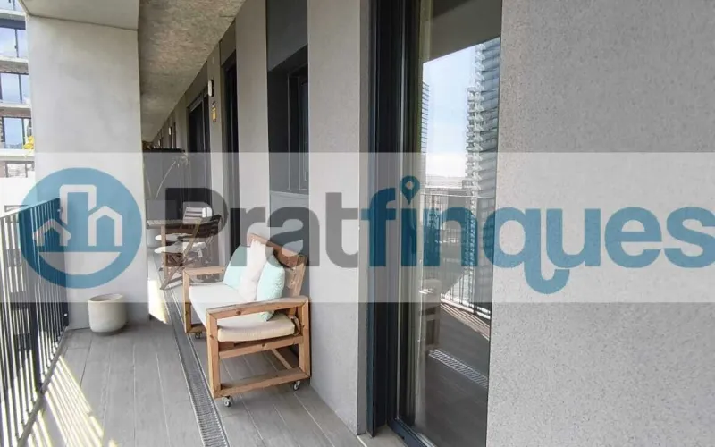 Exclusividad y sostenibilidad en una de las ubicaciones más codiciadas del área metropolitana. Le presentamos una pieza arquitectónica única situada en el corazón de&nbsp;Plaza Europa, el nuevo referente del urbanismo moderno en L'Hospitalet de Llobregat. Ubicada en una finca de&nbsp;obra nueva (2023),esta vivienda destaca por su privilegiada altura y su dominio visual, ofreciendo vistas despejadas que dotan a cada estancia de una personalidad inigualable. Espacios Diseñados para el Bienestar Con una superficie de 84 m² construidos, el hogar se distribuye con una elegancia funcional: Zona de Día:&nbsp;Un espectacular salón-comedor de 24 m², inundado de luz natural gracias a su&nbsp;orientación Este, con acceso directo a una&nbsp;terraza privada de 17 m², ideal para disfrutar de los amaneceres y el clima mediterráneo. Cocina Gourmet:&nbsp;Espacio independiente de 9 m² totalmente equipado con acabados de alta gama. Zona de Descanso:&nbsp;Suite principal de 13 m² con baño privado de diseño (plato de ducha de resina antideslizante) y dos habitaciones individuales luminosas y versátiles.Tecnología y Alta Eficiencia Energética Comprometida con el futuro, la vivienda cuenta con un sistema de&nbsp;aerotermia de última generación&nbsp;para la climatización (calefacción y aire acondicionado),garantizando un confort térmico óptimo con el mínimo impacto ambiental. Memoria de Calidades Premium Carpintería Exterior:&nbsp;Ventanas oscilobatientes con rotura de puente térmico y doble acristalamiento para un aislamiento acústico y térmico total. Carpintería Interior:&nbsp;Elegantes puertas lacadas en blanco, incluyendo sistemas correderos tipo&nbsp;Krona&nbsp;integrados en tabiquería para maximizar el espacio. Pavimentos:&nbsp;Suelo de tarima flotante laminada con efecto madera de máxima resistencia (calidad AC5).Servicios y Anexos Exclusivos La finca, libre de barreras arquitectónicas, dispone de tres ascensores (uno de gran capacidad). Además, se ofrece la posibilidad de completar esta propiedad con: Plaza de Parking XL (28.000 €):&nbsp;Con dimensiones excepcionales (5,25m x 3m),ideal para un vehículo de gran tamaño y una motocicleta de alta cilindrada. Trastero de Gran Capacidad (18.000 €):&nbsp;9 m² de almacenamiento adicional en el mismo edificio.Un hogar que no solo ofrece un lugar donde vivir, sino un estilo de vida basado en la exclusividad, la comodidad y la eficiencia. &nbsp; En Pratfinques le acompañamos de forma integral durante todo el proceso de compraventa. Nos encargamos de la gestión de su financiación hipotecaria, la liquidación de impuestos y la inscripción registral de la propiedad. &nbsp; Tenga en cuenta los siguientes puntos informativos: &nbsp; Transparencia en el precio: El importe de venta no incluye los impuestos y tasas asociados (ITP y AJD). Plusvalía: El Impuesto sobre el Incremento de Valor de los Terrenos de Naturaleza Urbana corre íntegramente a cargo de la parte vendedora. Sin costes adicionales: En Pratfinques no cobramos honorarios a la parte compradora; nuestros servicios ya están incluidos en el precio de venta publicado.&nbsp;