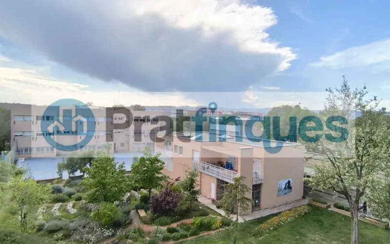 ¿Buscas un hogar donde la luz sea la protagonista?&nbsp;Presentamos este magnífico piso que combina una distribución funcional con una ubicación privilegiada para disfrutar de la máxima tranquilidad. Lo que hace especial a esta vivienda: Amplitud y Confort:&nbsp;Un salón-comedor acogedor que se convierte en el corazón de la casa, con salida directa a un&nbsp;balcón privado&nbsp;perfecto para relajarse. Zona de Descanso:&nbsp;Dispone de&nbsp;3 habitaciones&nbsp;(2 de ellas dobles y amplias, más una individual versátil),diseñadas para garantizar el descanso de toda la familia. Funcionalidad:&nbsp;Cocina independiente con acceso a galería, ideal para organizar el día a día. El baño completo ha sido actualizado con un moderno&nbsp;plato de ducha de resina antideslizante, aunando seguridad y estilo. Luz y Vistas:&nbsp;Gracias a su&nbsp;orientación Oeste, la vivienda se inunda de sol natural durante toda la tarde. Sus&nbsp;vistas despejadas&nbsp;te permitirán disfrutar de una sensación de libertad y paz difícil de encontrar.Equipamiento y Finca: La vivienda está lista para entrar a vivir, equipada con&nbsp;calefacción por radiadores&nbsp;(gas natural) y&nbsp;aire acondicionado con bomba de calor, garantizando el clima perfecto en cualquier época del año. Además, la finca cuenta con&nbsp;ascensor, facilitando el acceso y la comodidad total en tu rutina. ¡No pierdas la oportunidad de visitarlo! Un piso donde el confort y la luz se encuentran. En Pratfinques le acompañamos de forma integral durante todo el proceso de compraventa. Nos encargamos de la gestión de su financiación hipotecaria, la liquidación de impuestos y la inscripción registral de la propiedad. &nbsp; Tenga en cuenta los siguientes puntos informativos: &nbsp; Transparencia en el precio: El importe de venta no incluye los impuestos y tasas asociados (ITP y AJD). Plusvalía: El Impuesto sobre el Incremento de Valor de los Terrenos de Naturaleza Urbana corre íntegramente a cargo de la parte vendedora. Sin costes adicionales: En Pratfinques no cobramos honorarios a la parte compradora; nuestros servicios ya están incluidos en el precio de venta publicado.&nbsp;