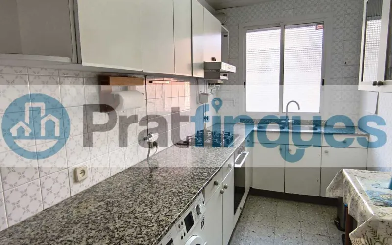 Ubicada en una de las zonas más exclusivas y demandadas de El Prat de Llobregat, presentamos esta vivienda totalmente exterior que destaca por su luz natural y su ubicación privilegiada en el&nbsp;Casc Antic. Características principales: Luminosidad total:&nbsp;Al ser una pieza íntegramente exterior, cada estancia disfruta de una claridad excepcional durante todo el día. Espacios optimizados:&nbsp;La vivienda cuenta con 69 m² construidos (63 m² útiles) distribuidos de forma funcional. Distribución: 3 dormitorios (uno de ellos doble). Salón-comedor con salida directa a un acogedor balcón. Cocina independiente con grandes posibilidades de reforma. Baño de tres piezas equipado con plato de ducha. Finca con ascensor:&nbsp;Situado en un edificio bien conservado que dispone de ascensor, garantizando total comodidad.Un lienzo en blanco para tu proyecto: El inmueble se encuentra en estado original, lo que representa la oportunidad perfecta para realizar una&nbsp;actualización integral&nbsp;y diseñar el hogar de tus sueños a medida. Su estructura permite múltiples opciones de personalización para ganar amplitud y estilo. Viva en una zona tranquila, con el encanto del casco histórico y todos los servicios, comercios y transporte a su alcance. En Pratfinques le acompañamos de forma integral durante todo el proceso de compraventa. Nos encargamos de la gestión de su financiación hipotecaria, la liquidación de impuestos y la inscripción registral de la propiedad. &nbsp; Tenga en cuenta los siguientes puntos informativos: &nbsp; Transparencia en el precio: El importe de venta no incluye los impuestos y tasas asociados (ITP y AJD). Plusvalía: El Impuesto sobre el Incremento de Valor de los Terrenos de Naturaleza Urbana corre íntegramente a cargo de la parte vendedora. Sin costes adicionales: En Pratfinques no cobramos honorarios a la parte compradora; nuestros servicios ya están incluidos en el precio de venta publicado.&nbsp;