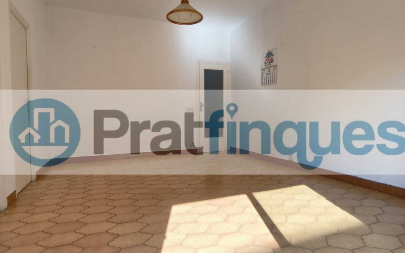Luminoso piso con orientación Este y balcón en una de las zonas más demandadas de El Prat de Llobregat. Presentamos esta magnífica propiedad de 77 m² construidos (67 m² útiles),ubicada en el eje comercial y neurálgico de la Avenida Verge de Montserrat y Plaza Catalunya. Gracias a su orientación Este, la vivienda destaca por su gran luminosidad, recibiendo el sol directo de mañana, lo que garantiza un ambiente cálido, alegre y un excelente ahorro energético. Una pieza inmobiliaria con un potencial extraordinario, ideal tanto para familias que buscan diseñar su hogar a medida como para inversores que persiguen una alta rentabilidad. Distribución funcional y optimizada La vivienda destaca por su distribución lógica y el máximo aprovechamiento de sus espacios: Zona de día: Salón-comedor independiente con salida directa a un agradable balcón exterior, donde disfrutar del sol matinal. Cocina independiente: Con acceso a una práctica galería y derecho de uso de un patio de luces transitable. Zona de descanso: 3 dormitorios (1 doble principal de excelentes dimensiones y 2 individuales completos). Baño: Un baño completo de 4 piezas.Un lienzo en blanco para su proyecto El piso requiere una reforma integral, lo que representa la oportunidad perfecta para redistribuir los espacios a su gusto, elegir acabados de calidad actual y estrenar una vivienda totalmente personalizada según sus necesidades. La finca, además, está adaptada y cuenta con ascensor. Ubicación premium y conectividad total Situado en pleno corazón de El Prat, disfrutará de una comodidad absoluta en su día a día con todos los servicios a pie de calle: Transporte: A solo 3 minutos andando de la estación de metro Plaza Catalunya (L9 Sud) y a 2 minutos de las principales líneas de autobús. Comercios y servicios: Supermercados, tiendas de moda, colegios, centros médicos y una amplia oferta gastronómica a la vuelta de la esquina.No deje escapar esta excelente oportunidad por ubicación, precio, luz y potencial. Contacte con nosotros hoy mismo para concertar una visita. En Pratfinques le acompañamos de forma integral durante todo el proceso de compraventa. Nos encargamos de la gestión de su financiación hipotecaria, la liquidación de impuestos y la inscripción registral de la propiedad. Tenga en cuenta los siguientes puntos informativos: Transparencia en el precio: El importe de venta no incluye los impuestos y tasas asociados (ITP y AJD). Plusvalía: El Impuesto sobre el Incremento de Valor de los Terrenos de Naturaleza Urbana corre íntegramente a cargo de la parte vendedora. Sin costes adicionales: En Pratfinques no cobramos honorarios a la parte compradora; nuestros servicios ya están incluidos en el precio de venta publicado.