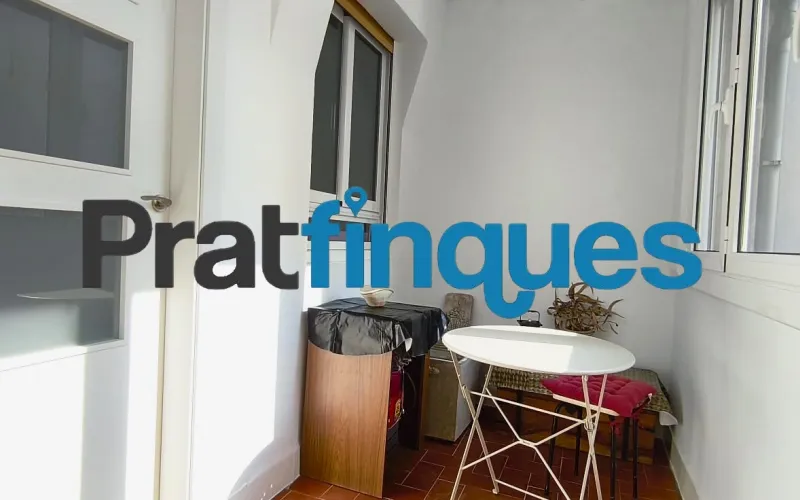 Presentamos esta magnífica vivienda lista para entrar a vivir, completamente reformada con un gusto exquisito y materiales de calidad. El inmueble destaca por su excelente distribución, luminosidad y el absoluto desahogo que ofrece su impresionante espacio exterior, convirtiéndolo en una pieza única en la zona. Características principales: Superficie óptima: 70 m² útiles distribuidos con la máxima eficiencia espacial. Zona de descanso: 3 amplios dormitorios, incluyendo una magnífica suite principal y dos habitaciones dobles adicionales. Baños modernos: 2 baños completos totalmente equipados con acabados contemporáneos. Cocina funcional: Espacio independiente y cómodo. Lavadero Interiorizado: un práctico lavadero interiorizado que maximiza el orden doméstico. Área de relax: Una agradable estancia acristalada que funciona como un balcón cubierto, ideal como rincón de lectura por su abundante luz natural y sosiego. Calidades y acabados premium: Aislamiento superior: Carpintería exterior oscilobatiente de aluminio con rotura de puente térmico y doble acristalamiento con cámara de aire, garantizando el máximo confort térmico y acústico. Elegancia interior: Suelos de parqué laminado de alta resistencia (AC5) y puertas de paso lacadas en blanco. Climatización: Sistema de calefacción integral mediante radiadores de gas natural. Un oasis exterior exclusivo: El verdadero elemento diferenciador de esta propiedad es su espectacular terraza privada de 61 m². Un espacio exterior idílico para disfrutar del clima mediterráneo, organizar cenas al aire libre o crear un jardín urbano. Además, cuenta con un valioso trastero de 5 m² integrado, la solución perfecta de almacenamiento para el día a día. Exclusividad y entorno de vida: Ubicada en una finca de solo dos vecinos, la privacidad y la tranquilidad están completamente garantizadas. El piso se emplaza en uno de los sectores residenciales más cotizados y demandados de la ciudad. Una zona que destaca por el equilibrio perfecto entre la paz de un entorno familiar y la comodidad urbana más absoluta. A escasos minutos a pie de la estación de metro L9 (Cèntric),la vivienda ofrece una conectividad impecable con el centro de Barcelona, el aeropuerto y redes de transporte (autobuses y taxis). El día a día aquí es un auténtico privilegio: dispondrá de una selecta oferta de restauración, comercios locales y servicios esenciales a pie de calle, sin renunciar a la calma de un vecindario residencial idílico. En Pratfinques le acompañamos de forma integral durante todo el proceso de compraventa. Nos encargamos de la gestión de su financiación hipotecaria, la liquidación de impuestos y la inscripción registral de la propiedad. Tenga en cuenta los siguientes puntos informativos: Transparencia en el precio: El importe de venta no incluye los impuestos y tasas asociados (ITP y AJD). Plusvalía: El Impuesto sobre el Incremento de Valor de los Terrenos de Naturaleza Urbana corre íntegramente a cargo de la parte vendedora. Información de transparencia al consumidor: Antes de hacer la visita, tu asesor personal te facilitará toda la información detallada y desglosada de estos costes para que compres con total tranquilidad.