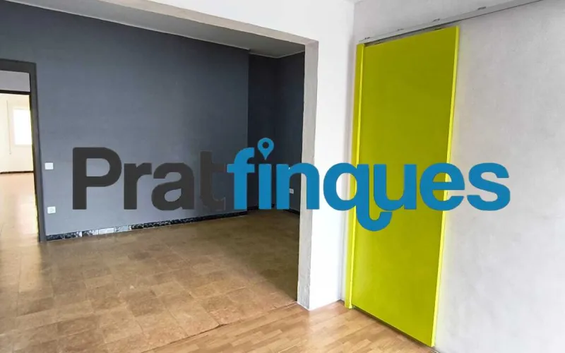 Si buscas comodidad, luz y tranquilidad, este piso de 75 m² útiles (84 m² construidos) te va a encantar. Está pensado para aprovechar cada rincón al máximo y se distribuye de forma ideal: Zona de día: Un acogedor salón-comedor de 15 m² y una moderna cocina office abierta de 9 m². ¡Y aquí viene lo mejor! Desde la cocina accedes directamente a una fantástica terraza a nivel de 10 m², el rincón perfecto para tomar el café por la mañana, disfrutar de cenas al aire libre o crear tu propio oasis urbano. Además, cuenta con un práctico lavadero integrado. Zona de descanso: 3 habitaciones (dos de ellas dobles, perfectas para el dormitorio principal o un espacio de trabajo) y un baño completo de 4 piezas. Ubicación y tranquilidad garantizadas El piso se encuentra en una de las zonas más valoradas y cotizadas de El Prat. Se ubica en la primera planta de un edificio clásico, sin ascensor, pero con una gran ventaja: ¡solo comparte espacio con 3 vecinos más! Al ser una comunidad tan pequeña y familiar, la paz y la tranquilidad están aseguradas. Listo para entrar a vivir (con muy pocos retoques) A diferencia de otros pisos, aquí el trabajo duro ya está hecho. La vivienda ha sido mimada y cuenta con: Instalación eléctrica totalmente actualizada. Ventanas de PVC con rotura de puente térmico y doble cristal (adiós al frío y a los ruidos). Cocina completamente equipada. ¿Lo mejor? Solo necesita lo que llamamos