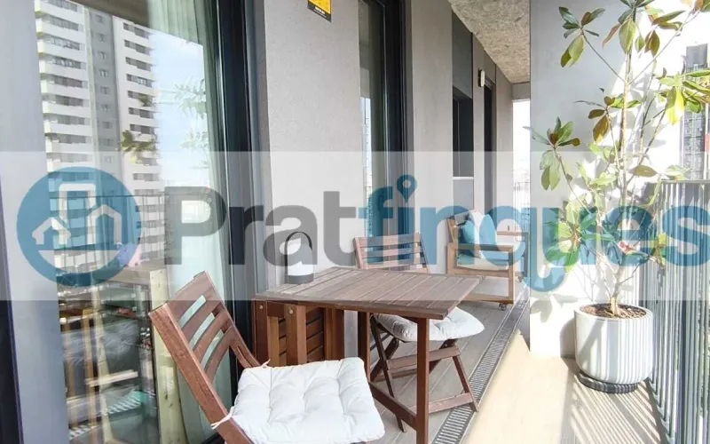 Exclusividad y sostenibilidad en una de las ubicaciones más codiciadas del área metropolitana. Le presentamos una pieza arquitectónica única situada en el corazón de&nbsp;Plaza Europa, el nuevo referente del urbanismo moderno en L'Hospitalet de Llobregat. Ubicada en una finca de&nbsp;obra nueva (2023),esta vivienda destaca por su privilegiada altura y su dominio visual, ofreciendo vistas despejadas que dotan a cada estancia de una personalidad inigualable. Espacios Diseñados para el Bienestar Con una superficie de 84 m² construidos, el hogar se distribuye con una elegancia funcional: Zona de Día:&nbsp;Un espectacular salón-comedor de 24 m², inundado de luz natural gracias a su&nbsp;orientación Este, con acceso directo a una&nbsp;terraza privada de 17 m², ideal para disfrutar de los amaneceres y el clima mediterráneo. Cocina Gourmet:&nbsp;Espacio independiente de 9 m² totalmente equipado con acabados de alta gama. Zona de Descanso:&nbsp;Suite principal de 13 m² con baño privado de diseño (plato de ducha de resina antideslizante) y dos habitaciones individuales luminosas y versátiles.Tecnología y Alta Eficiencia Energética Comprometida con el futuro, la vivienda cuenta con un sistema de&nbsp;aerotermia de última generación&nbsp;para la climatización (calefacción y aire acondicionado),garantizando un confort térmico óptimo con el mínimo impacto ambiental. Memoria de Calidades Premium Carpintería Exterior:&nbsp;Ventanas oscilobatientes con rotura de puente térmico y doble acristalamiento para un aislamiento acústico y térmico total. Carpintería Interior:&nbsp;Elegantes puertas lacadas en blanco, incluyendo sistemas correderos tipo&nbsp;Krona&nbsp;integrados en tabiquería para maximizar el espacio. Pavimentos:&nbsp;Suelo de tarima flotante laminada con efecto madera de máxima resistencia (calidad AC5).Servicios y Anexos Exclusivos La finca, libre de barreras arquitectónicas, dispone de tres ascensores (uno de gran capacidad). Además, se ofrece la posibilidad de completar esta propiedad con: Plaza de Parking XL (28.000 €):&nbsp;Con dimensiones excepcionales (5,25m x 3m),ideal para un vehículo de gran tamaño y una motocicleta de alta cilindrada. Trastero de Gran Capacidad (18.000 €):&nbsp;9 m² de almacenamiento adicional en el mismo edificio.Un hogar que no solo ofrece un lugar donde vivir, sino un estilo de vida basado en la exclusividad, la comodidad y la eficiencia. &nbsp; En Pratfinques le acompañamos de forma integral durante todo el proceso de compraventa. Nos encargamos de la gestión de su financiación hipotecaria, la liquidación de impuestos y la inscripción registral de la propiedad. &nbsp; Tenga en cuenta los siguientes puntos informativos: &nbsp; Transparencia en el precio: El importe de venta no incluye los impuestos y tasas asociados (ITP y AJD). Plusvalía: El Impuesto sobre el Incremento de Valor de los Terrenos de Naturaleza Urbana corre íntegramente a cargo de la parte vendedora. Sin costes adicionales: En Pratfinques no cobramos honorarios a la parte compradora; nuestros servicios ya están incluidos en el precio de venta publicado.&nbsp;