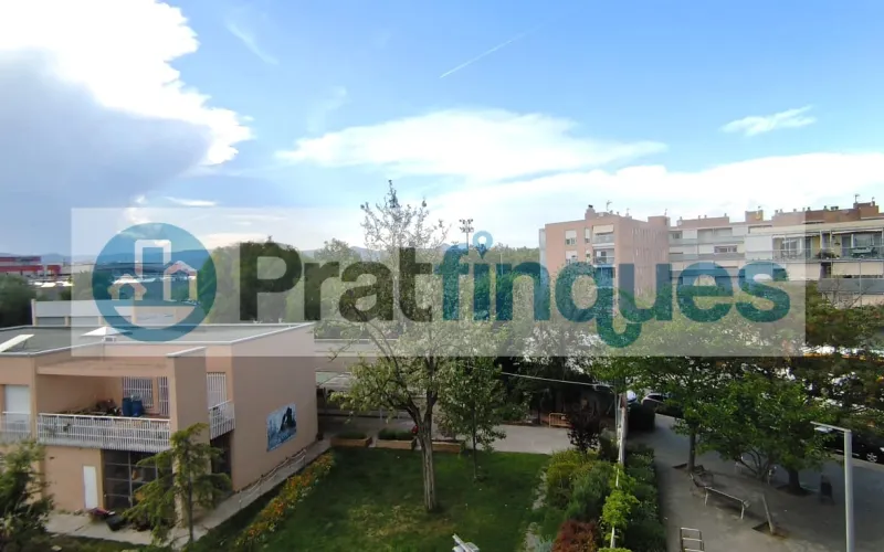 ¿Buscas un hogar donde la luz sea la protagonista?&nbsp;Presentamos este magnífico piso que combina una distribución funcional con una ubicación privilegiada para disfrutar de la máxima tranquilidad. Lo que hace especial a esta vivienda: Amplitud y Confort:&nbsp;Un salón-comedor acogedor que se convierte en el corazón de la casa, con salida directa a un&nbsp;balcón privado&nbsp;perfecto para relajarse. Zona de Descanso:&nbsp;Dispone de&nbsp;3 habitaciones&nbsp;(2 de ellas dobles y amplias, más una individual versátil),diseñadas para garantizar el descanso de toda la familia. Funcionalidad:&nbsp;Cocina independiente con acceso a galería, ideal para organizar el día a día. El baño completo ha sido actualizado con un moderno&nbsp;plato de ducha de resina antideslizante, aunando seguridad y estilo. Luz y Vistas:&nbsp;Gracias a su&nbsp;orientación Oeste, la vivienda se inunda de sol natural durante toda la tarde. Sus&nbsp;vistas despejadas&nbsp;te permitirán disfrutar de una sensación de libertad y paz difícil de encontrar.Equipamiento y Finca: La vivienda está lista para entrar a vivir, equipada con&nbsp;calefacción por radiadores&nbsp;(gas natural) y&nbsp;aire acondicionado con bomba de calor, garantizando el clima perfecto en cualquier época del año. Además, la finca cuenta con&nbsp;ascensor, facilitando el acceso y la comodidad total en tu rutina. ¡No pierdas la oportunidad de visitarlo! Un piso donde el confort y la luz se encuentran. En Pratfinques le acompañamos de forma integral durante todo el proceso de compraventa. Nos encargamos de la gestión de su financiación hipotecaria, la liquidación de impuestos y la inscripción registral de la propiedad. &nbsp; Tenga en cuenta los siguientes puntos informativos: &nbsp; Transparencia en el precio: El importe de venta no incluye los impuestos y tasas asociados (ITP y AJD). Plusvalía: El Impuesto sobre el Incremento de Valor de los Terrenos de Naturaleza Urbana corre íntegramente a cargo de la parte vendedora. Sin costes adicionales: En Pratfinques no cobramos honorarios a la parte compradora; nuestros servicios ya están incluidos en el precio de venta publicado.&nbsp;