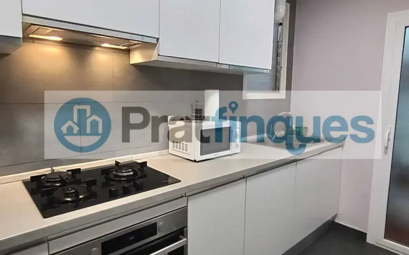 Descubra este piso único en el corazón de la ciudad. Una vivienda diseñada para aprovechar la luz natural al máximo, totalmente exterior y con una distribución versátil. Su gran salón de 22 m² se convierte en el centro del hogar, conectado a un balcón ideal para disfrutar del entorno urbano. Situada en un área con una&nbsp;oferta comercial inmejorable&nbsp;(moda, restauración y alimentación) y una conectividad excelente. A pocos minutos de la estación de&nbsp;Metro L9 (Les Moreres)&nbsp;y con acceso inmediato a las principales líneas de autobús (65, X2, L22, N17),esta propiedad combina comodidad, servicios y calidad de vida. Desde Pratfinques, te realizamos todos los trámites de la compraventa y a la obtención de la financiación hipotecaria, liquidación de los impuestos y, inscripción registral. -&nbsp;&nbsp;&nbsp;&nbsp;&nbsp;&nbsp;&nbsp;&nbsp;&nbsp;&nbsp;&nbsp;&nbsp;&nbsp; El precio de venta del inmueble, no incluye impuestos ni tasas. (ITP y AJD) -&nbsp;&nbsp;&nbsp;&nbsp;&nbsp;&nbsp;&nbsp;&nbsp;&nbsp;&nbsp;&nbsp;&nbsp;&nbsp; La plusvalía (Impuesto sobre el Incremento de Valor de los Terrenos Urbanos) es a cargo del vendedor. -&nbsp;&nbsp;&nbsp;&nbsp;&nbsp;&nbsp;&nbsp;&nbsp;&nbsp;&nbsp;&nbsp;&nbsp;&nbsp; En Pratfinques, NO COBRAMOS LOS HONORARIOS AL COMPRADOR, están incluidos en el precio de venta publicado.