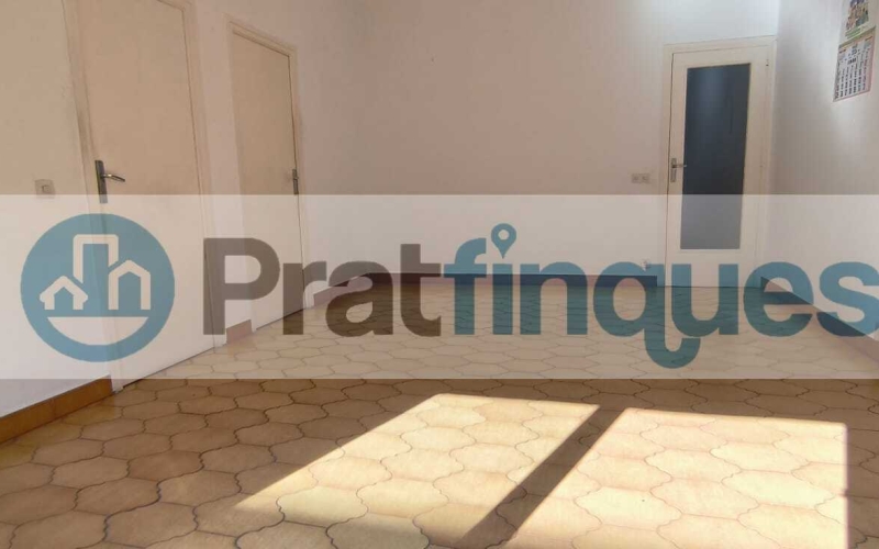 Luminoso piso con orientación Este y balcón en una de las zonas más demandadas de El Prat de Llobregat. Presentamos esta magnífica propiedad de 77 m² construidos (67 m² útiles),ubicada en el eje comercial y neurálgico de la Avenida Verge de Montserrat y Plaza Catalunya. Gracias a su orientación Este, la vivienda destaca por su gran luminosidad, recibiendo el sol directo de mañana, lo que garantiza un ambiente cálido, alegre y un excelente ahorro energético. Una pieza inmobiliaria con un potencial extraordinario, ideal tanto para familias que buscan diseñar su hogar a medida como para inversores que persiguen una alta rentabilidad. Distribución funcional y optimizada La vivienda destaca por su distribución lógica y el máximo aprovechamiento de sus espacios: Zona de día: Salón-comedor independiente con salida directa a un agradable balcón exterior, donde disfrutar del sol matinal. Cocina independiente: Con acceso a una práctica galería y derecho de uso de un patio de luces transitable. Zona de descanso: 3 dormitorios (1 doble principal de excelentes dimensiones y 2 individuales completos). Baño: Un baño completo de 4 piezas.Un lienzo en blanco para su proyecto El piso requiere una reforma integral, lo que representa la oportunidad perfecta para redistribuir los espacios a su gusto, elegir acabados de calidad actual y estrenar una vivienda totalmente personalizada según sus necesidades. La finca, además, está adaptada y cuenta con ascensor. Ubicación premium y conectividad total Situado en pleno corazón de El Prat, disfrutará de una comodidad absoluta en su día a día con todos los servicios a pie de calle: Transporte: A solo 3 minutos andando de la estación de metro Plaza Catalunya (L9 Sud) y a 2 minutos de las principales líneas de autobús. Comercios y servicios: Supermercados, tiendas de moda, colegios, centros médicos y una amplia oferta gastronómica a la vuelta de la esquina.No deje escapar esta excelente oportunidad por ubicación, precio, luz y potencial. Contacte con nosotros hoy mismo para concertar una visita. En Pratfinques le acompañamos de forma integral durante todo el proceso de compraventa. Nos encargamos de la gestión de su financiación hipotecaria, la liquidación de impuestos y la inscripción registral de la propiedad. Tenga en cuenta los siguientes puntos informativos: Transparencia en el precio: El importe de venta no incluye los impuestos y tasas asociados (ITP y AJD). Plusvalía: El Impuesto sobre el Incremento de Valor de los Terrenos de Naturaleza Urbana corre íntegramente a cargo de la parte vendedora. Sin costes adicionales: En Pratfinques no cobramos honorarios a la parte compradora; nuestros servicios ya están incluidos en el precio de venta publicado.