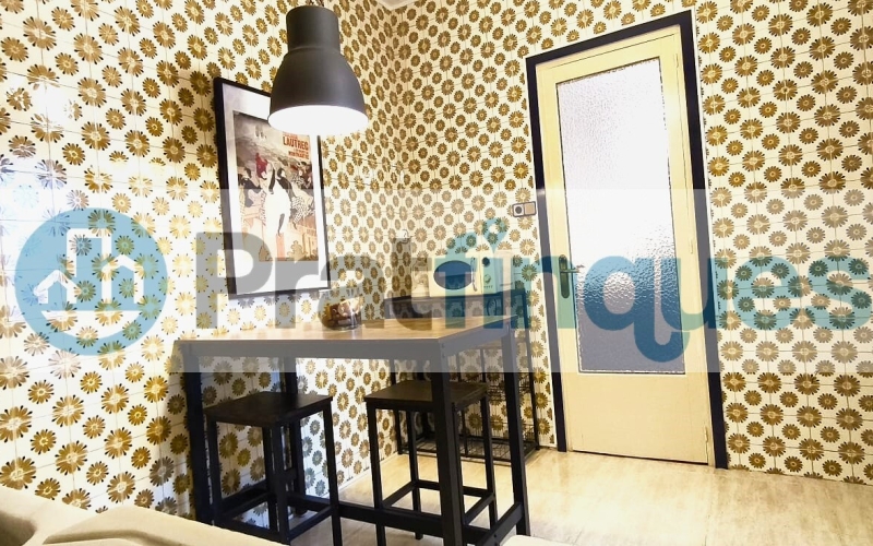 Un refugio de luz y armonía: El hogar donde tu familia florecerá ¿Buscas más que una casa? Te presentamos una propiedad con alma. Esta fantástica planta baja de 122 m² con una estància tipo estudio en segunda planta de 13 m² y terraza de 20m², no es solo un inmueble, es un escenario de bienestar donde la energía positiva se siente en cada rincón. Imagina las tardes de invierno al calor de su&nbsp;majestuosa chimenea, creando recuerdos imborrables con los tuyos en un salón que invita a la unión. Con&nbsp;4 amplias habitaciones&nbsp;(3 dobles y 1 sencilla y, 1 estudio en la 2ª planta),cada miembro de la familia encontrará su espacio de paz. La joya de la corona se encuentra en la planta superior: una estancia versátil de 13 m² que se abre a una&nbsp;terraza privada de 20m², el lugar perfecto para desayunos bajo el sol o noches de estrellas en total intimidad. ¿Sabes esa sensación de llegar a un lugar y sentir que 