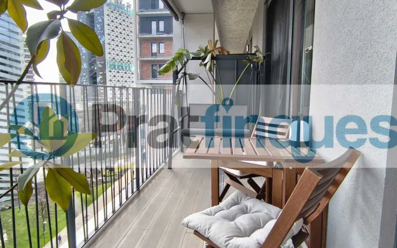 Exclusividad y sostenibilidad en una de las ubicaciones más codiciadas del área metropolitana. Le presentamos una pieza arquitectónica única situada en el corazón de&nbsp;Plaza Europa, el nuevo referente del urbanismo moderno en L'Hospitalet de Llobregat. Ubicada en una finca de&nbsp;obra nueva (2023),esta vivienda destaca por su privilegiada altura y su dominio visual, ofreciendo vistas despejadas que dotan a cada estancia de una personalidad inigualable. Espacios Diseñados para el Bienestar Con una superficie de 84 m² construidos, el hogar se distribuye con una elegancia funcional: Zona de Día:&nbsp;Un espectacular salón-comedor de 24 m², inundado de luz natural gracias a su&nbsp;orientación Este, con acceso directo a una&nbsp;terraza privada de 17 m², ideal para disfrutar de los amaneceres y el clima mediterráneo. Cocina Gourmet:&nbsp;Espacio independiente de 9 m² totalmente equipado con acabados de alta gama. Zona de Descanso:&nbsp;Suite principal de 13 m² con baño privado de diseño (plato de ducha de resina antideslizante) y dos habitaciones individuales luminosas y versátiles.Tecnología y Alta Eficiencia Energética Comprometida con el futuro, la vivienda cuenta con un sistema de&nbsp;aerotermia de última generación&nbsp;para la climatización (calefacción y aire acondicionado),garantizando un confort térmico óptimo con el mínimo impacto ambiental. Memoria de Calidades Premium Carpintería Exterior:&nbsp;Ventanas oscilobatientes con rotura de puente térmico y doble acristalamiento para un aislamiento acústico y térmico total. Carpintería Interior:&nbsp;Elegantes puertas lacadas en blanco, incluyendo sistemas correderos tipo&nbsp;Krona&nbsp;integrados en tabiquería para maximizar el espacio. Pavimentos:&nbsp;Suelo de tarima flotante laminada con efecto madera de máxima resistencia (calidad AC5).Servicios y Anexos Exclusivos La finca, libre de barreras arquitectónicas, dispone de tres ascensores (uno de gran capacidad). Además, se ofrece la posibilidad de completar esta propiedad con: Plaza de Parking XL (28.000 €):&nbsp;Con dimensiones excepcionales (5,25m x 3m),ideal para un vehículo de gran tamaño y una motocicleta de alta cilindrada. Trastero de Gran Capacidad (18.000 €):&nbsp;9 m² de almacenamiento adicional en el mismo edificio.Un hogar que no solo ofrece un lugar donde vivir, sino un estilo de vida basado en la exclusividad, la comodidad y la eficiencia. &nbsp; En Pratfinques le acompañamos de forma integral durante todo el proceso de compraventa. Nos encargamos de la gestión de su financiación hipotecaria, la liquidación de impuestos y la inscripción registral de la propiedad. &nbsp; Tenga en cuenta los siguientes puntos informativos: &nbsp; Transparencia en el precio: El importe de venta no incluye los impuestos y tasas asociados (ITP y AJD). Plusvalía: El Impuesto sobre el Incremento de Valor de los Terrenos de Naturaleza Urbana corre íntegramente a cargo de la parte vendedora. Sin costes adicionales: En Pratfinques no cobramos honorarios a la parte compradora; nuestros servicios ya están incluidos en el precio de venta publicado.&nbsp;