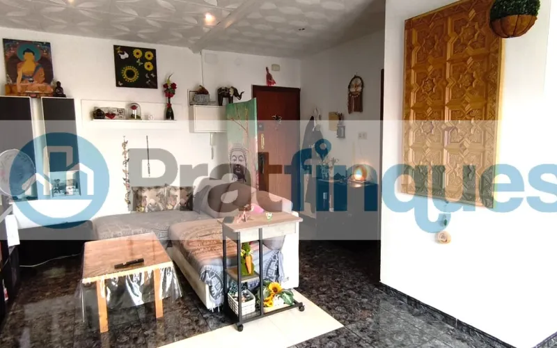 Vive por encima de todo. Este no es solo un ático, es un mirador privado diseñado para quienes buscan la calma sin renunciar al pulso de la ciudad. Con una orientación Este privilegiada, la vivienda se inunda de luz natural desde el primer café de la mañana, convirtiendo cada rincón en un espacio vibrante y acogedor. Espacios que respiran El corazón de la propiedad es su espectacular salón-comedor de 27 m², un área amplia y fluida que conecta directamente con la joya de la corona: una terraza a nivel de 36 m². Es el escenario perfecto para cenas bajo las estrellas, mañanas de lectura al sol o simplemente disfrutar de la libertad de un espacio exterior privado de grandes dimensiones. La distribución se completa con: Zona de descanso: 2 habitaciones (una de ellas doble, pensada para el máximo confort). Cocina independiente: Funcional y luminosa, con acceso directo a la terraza y zona de galería integrada. Baño de diseño: Totalmente actualizado, con plato de ducha de resina antideslizante para una estética moderna y segura. Calidades: Suelos de gres porcelánico que aportan elegancia y puertas de haya que dan calidez a todo el hogar.El privilegio de tu ubicación Vivir aquí significa tenerlo todo. Situado en un enclave estratégico junto al Carrer Lleida, disfrutarás de la comodidad de tener el comercio local, la mejor restauración y colegios a pocos pasos de tu portal. La conectividad es absoluta, con la L9 de Metro y líneas de autobús que te acercan a cualquier punto en minutos. No es solo un piso, es la oportunidad de vivir en una de las zonas más demandadas, donde la luz y la terraza marcan la diferencia entre un lugar donde vivir y un lugar donde ser feliz. En Pratfinques le acompañamos de forma integral durante todo el proceso de compraventa. Nos encargamos de la gestión de su financiación hipotecaria, la liquidación de impuestos y la inscripción registral de la propiedad. &nbsp; Tenga en cuenta los siguientes puntos informativos: &nbsp; Transparencia en el precio: El importe de venta no incluye los impuestos y tasas asociados (ITP y AJD). Plusvalía: El Impuesto sobre el Incremento de Valor de los Terrenos de Naturaleza Urbana corre íntegramente a cargo de la parte vendedora. Sin costes adicionales: En Pratfinques no cobramos honorarios a la parte compradora; nuestros servicios ya están incluidos en el precio de venta publicado.&nbsp;