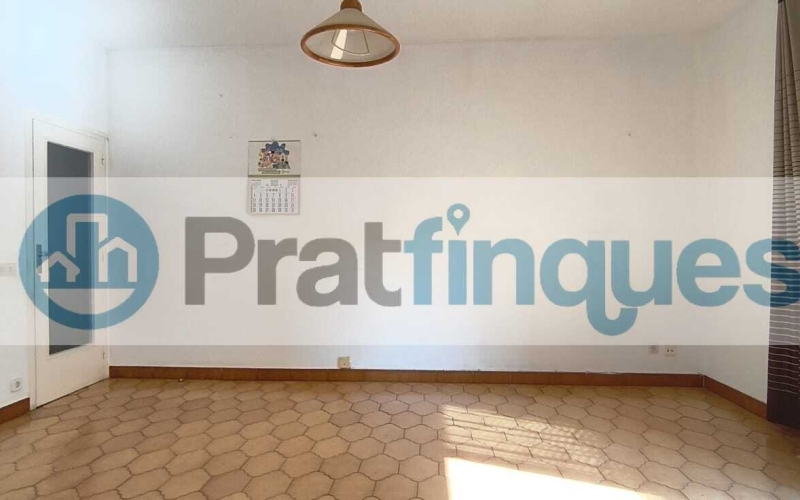 Luminoso piso con orientación Este y balcón en una de las zonas más demandadas de El Prat de Llobregat. Presentamos esta magnífica propiedad de 77 m² construidos (67 m² útiles),ubicada en el eje comercial y neurálgico de la Avenida Verge de Montserrat y Plaza Catalunya. Gracias a su orientación Este, la vivienda destaca por su gran luminosidad, recibiendo el sol directo de mañana, lo que garantiza un ambiente cálido, alegre y un excelente ahorro energético. Una pieza inmobiliaria con un potencial extraordinario, ideal tanto para familias que buscan diseñar su hogar a medida como para inversores que persiguen una alta rentabilidad. Distribución funcional y optimizada La vivienda destaca por su distribución lógica y el máximo aprovechamiento de sus espacios: Zona de día: Salón-comedor independiente con salida directa a un agradable balcón exterior, donde disfrutar del sol matinal. Cocina independiente: Con acceso a una práctica galería y derecho de uso de un patio de luces transitable. Zona de descanso: 3 dormitorios (1 doble principal de excelentes dimensiones y 2 individuales completos). Baño: Un baño completo de 4 piezas.Un lienzo en blanco para su proyecto El piso requiere una reforma integral, lo que representa la oportunidad perfecta para redistribuir los espacios a su gusto, elegir acabados de calidad actual y estrenar una vivienda totalmente personalizada según sus necesidades. La finca, además, está adaptada y cuenta con ascensor. Ubicación premium y conectividad total Situado en pleno corazón de El Prat, disfrutará de una comodidad absoluta en su día a día con todos los servicios a pie de calle: Transporte: A solo 3 minutos andando de la estación de metro Plaza Catalunya (L9 Sud) y a 2 minutos de las principales líneas de autobús. Comercios y servicios: Supermercados, tiendas de moda, colegios, centros médicos y una amplia oferta gastronómica a la vuelta de la esquina.No deje escapar esta excelente oportunidad por ubicación, precio, luz y potencial. Contacte con nosotros hoy mismo para concertar una visita. En Pratfinques le acompañamos de forma integral durante todo el proceso de compraventa. Nos encargamos de la gestión de su financiación hipotecaria, la liquidación de impuestos y la inscripción registral de la propiedad. Tenga en cuenta los siguientes puntos informativos: Transparencia en el precio: El importe de venta no incluye los impuestos y tasas asociados (ITP y AJD). Plusvalía: El Impuesto sobre el Incremento de Valor de los Terrenos de Naturaleza Urbana corre íntegramente a cargo de la parte vendedora. Sin costes adicionales: En Pratfinques no cobramos honorarios a la parte compradora; nuestros servicios ya están incluidos en el precio de venta publicado.