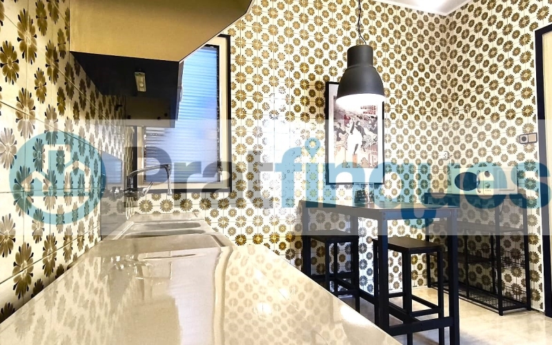 Un refugio de luz y armonía: El hogar donde tu familia florecerá ¿Buscas más que una casa? Te presentamos una propiedad con alma. Esta fantástica planta baja de 122 m² con una estància tipo estudio en segunda planta de 13 m² y terraza de 20m², no es solo un inmueble, es un escenario de bienestar donde la energía positiva se siente en cada rincón. Imagina las tardes de invierno al calor de su&nbsp;majestuosa chimenea, creando recuerdos imborrables con los tuyos en un salón que invita a la unión. Con&nbsp;4 amplias habitaciones&nbsp;(3 dobles y 1 sencilla y, 1 estudio en la 2ª planta),cada miembro de la familia encontrará su espacio de paz. La joya de la corona se encuentra en la planta superior: una estancia versátil de 13 m² que se abre a una&nbsp;terraza privada de 20m², el lugar perfecto para desayunos bajo el sol o noches de estrellas en total intimidad. ¿Sabes esa sensación de llegar a un lugar y sentir que 