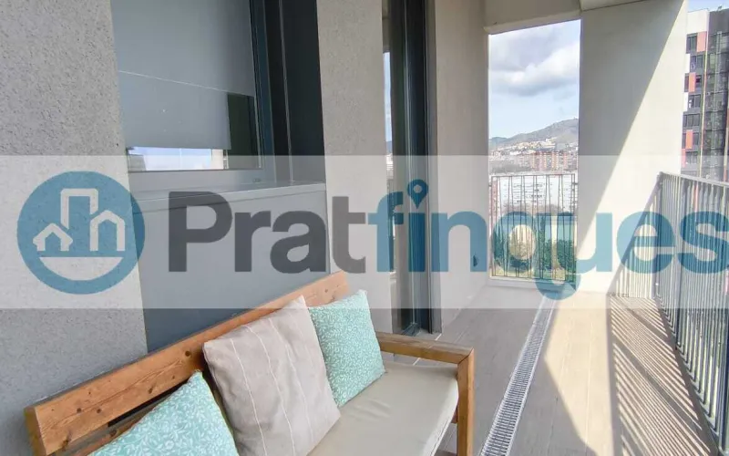 Exclusividad y sostenibilidad en una de las ubicaciones más codiciadas del área metropolitana. Le presentamos una pieza arquitectónica única situada en el corazón de&nbsp;Plaza Europa, el nuevo referente del urbanismo moderno en L'Hospitalet de Llobregat. Ubicada en una finca de&nbsp;obra nueva (2023),esta vivienda destaca por su privilegiada altura y su dominio visual, ofreciendo vistas despejadas que dotan a cada estancia de una personalidad inigualable. Espacios Diseñados para el Bienestar Con una superficie de 84 m² construidos, el hogar se distribuye con una elegancia funcional: Zona de Día:&nbsp;Un espectacular salón-comedor de 24 m², inundado de luz natural gracias a su&nbsp;orientación Este, con acceso directo a una&nbsp;terraza privada de 17 m², ideal para disfrutar de los amaneceres y el clima mediterráneo. Cocina Gourmet:&nbsp;Espacio independiente de 9 m² totalmente equipado con acabados de alta gama. Zona de Descanso:&nbsp;Suite principal de 13 m² con baño privado de diseño (plato de ducha de resina antideslizante) y dos habitaciones individuales luminosas y versátiles.Tecnología y Alta Eficiencia Energética Comprometida con el futuro, la vivienda cuenta con un sistema de&nbsp;aerotermia de última generación&nbsp;para la climatización (calefacción y aire acondicionado),garantizando un confort térmico óptimo con el mínimo impacto ambiental. Memoria de Calidades Premium Carpintería Exterior:&nbsp;Ventanas oscilobatientes con rotura de puente térmico y doble acristalamiento para un aislamiento acústico y térmico total. Carpintería Interior:&nbsp;Elegantes puertas lacadas en blanco, incluyendo sistemas correderos tipo&nbsp;Krona&nbsp;integrados en tabiquería para maximizar el espacio. Pavimentos:&nbsp;Suelo de tarima flotante laminada con efecto madera de máxima resistencia (calidad AC5).Servicios y Anexos Exclusivos La finca, libre de barreras arquitectónicas, dispone de tres ascensores (uno de gran capacidad). Además, se ofrece la posibilidad de completar esta propiedad con: Plaza de Parking XL (28.000 €):&nbsp;Con dimensiones excepcionales (5,25m x 3m),ideal para un vehículo de gran tamaño y una motocicleta de alta cilindrada. Trastero de Gran Capacidad (18.000 €):&nbsp;9 m² de almacenamiento adicional en el mismo edificio.Un hogar que no solo ofrece un lugar donde vivir, sino un estilo de vida basado en la exclusividad, la comodidad y la eficiencia. &nbsp; En Pratfinques le acompañamos de forma integral durante todo el proceso de compraventa. Nos encargamos de la gestión de su financiación hipotecaria, la liquidación de impuestos y la inscripción registral de la propiedad. &nbsp; Tenga en cuenta los siguientes puntos informativos: &nbsp; Transparencia en el precio: El importe de venta no incluye los impuestos y tasas asociados (ITP y AJD). Plusvalía: El Impuesto sobre el Incremento de Valor de los Terrenos de Naturaleza Urbana corre íntegramente a cargo de la parte vendedora. Sin costes adicionales: En Pratfinques no cobramos honorarios a la parte compradora; nuestros servicios ya están incluidos en el precio de venta publicado.&nbsp;