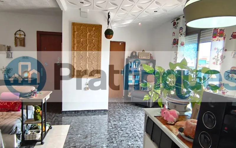 Vive por encima de todo. Este no es solo un ático, es un mirador privado diseñado para quienes buscan la calma sin renunciar al pulso de la ciudad. Con una orientación Este privilegiada, la vivienda se inunda de luz natural desde el primer café de la mañana, convirtiendo cada rincón en un espacio vibrante y acogedor. Espacios que respiran El corazón de la propiedad es su espectacular salón-comedor de 27 m², un área amplia y fluida que conecta directamente con la joya de la corona: una terraza a nivel de 36 m². Es el escenario perfecto para cenas bajo las estrellas, mañanas de lectura al sol o simplemente disfrutar de la libertad de un espacio exterior privado de grandes dimensiones. La distribución se completa con: Zona de descanso: 2 habitaciones (una de ellas doble, pensada para el máximo confort). Cocina independiente: Funcional y luminosa, con acceso directo a la terraza y zona de galería integrada. Baño de diseño: Totalmente actualizado, con plato de ducha de resina antideslizante para una estética moderna y segura. Calidades: Suelos de gres porcelánico que aportan elegancia y puertas de haya que dan calidez a todo el hogar.El privilegio de tu ubicación Vivir aquí significa tenerlo todo. Situado en un enclave estratégico junto al Carrer Lleida, disfrutarás de la comodidad de tener el comercio local, la mejor restauración y colegios a pocos pasos de tu portal. La conectividad es absoluta, con la L9 de Metro y líneas de autobús que te acercan a cualquier punto en minutos. No es solo un piso, es la oportunidad de vivir en una de las zonas más demandadas, donde la luz y la terraza marcan la diferencia entre un lugar donde vivir y un lugar donde ser feliz. En Pratfinques le acompañamos de forma integral durante todo el proceso de compraventa. Nos encargamos de la gestión de su financiación hipotecaria, la liquidación de impuestos y la inscripción registral de la propiedad. &nbsp; Tenga en cuenta los siguientes puntos informativos: &nbsp; Transparencia en el precio: El importe de venta no incluye los impuestos y tasas asociados (ITP y AJD). Plusvalía: El Impuesto sobre el Incremento de Valor de los Terrenos de Naturaleza Urbana corre íntegramente a cargo de la parte vendedora. Sin costes adicionales: En Pratfinques no cobramos honorarios a la parte compradora; nuestros servicios ya están incluidos en el precio de venta publicado.&nbsp;
