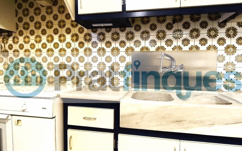 Un refugio de luz y armonía: El hogar donde tu familia florecerá ¿Buscas más que una casa? Te presentamos una propiedad con alma. Esta fantástica planta baja de 122 m² con una estància tipo estudio en segunda planta de 13 m² y terraza de 20m², no es solo un inmueble, es un escenario de bienestar donde la energía positiva se siente en cada rincón. Imagina las tardes de invierno al calor de su&nbsp;majestuosa chimenea, creando recuerdos imborrables con los tuyos en un salón que invita a la unión. Con&nbsp;4 amplias habitaciones&nbsp;(3 dobles y 1 sencilla y, 1 estudio en la 2ª planta),cada miembro de la familia encontrará su espacio de paz. La joya de la corona se encuentra en la planta superior: una estancia versátil de 13 m² que se abre a una&nbsp;terraza privada de 20m², el lugar perfecto para desayunos bajo el sol o noches de estrellas en total intimidad. ¿Sabes esa sensación de llegar a un lugar y sentir que 