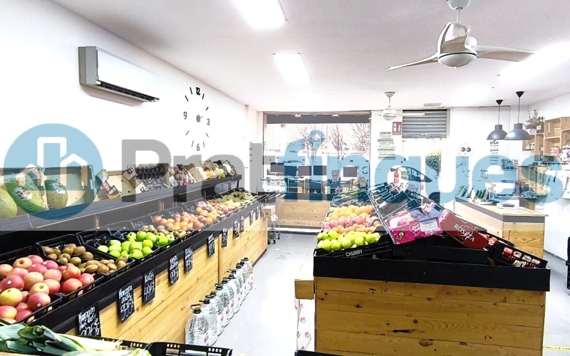 Se vende local comercial estratégico en El Prat de Llobregat. Un activo con excelentes características técnicas y de ubicación para asegurar rentabilidad o éxito comercial inmediato. Superficie: 74m² útiles y totalmente diáfanos. Ubicación: Planta baja, nivel de calle, en plena Avda. del Remolar. Luminosidad: Orientación sur-oeste con sol directo de tarde, garantizando máxima eficiencia energética y visibilidad de escaparate. Estado: Incluye un aseo. Se entrega vacío y libre de cargas arrendatarias (actualmente alquilado con salida pactada tras la venta). El local se encuentra en un entorno consolidado con alta densidad residencial y equipamientos educativos, lo que asegura un paso constante de clientes potenciales. Muy bien comunicado por transporte público (L78, PR2, X2). Desde Pratfinques, te realizamos todos los trámites de la compraventa y a la obtención de la financiación hipotecaria, liquidación de los impuestos y, inscripción registral. - El precio de venta del inmueble, no incluye impuestos ni tasas. (ITP y AJD) - La plusvalía (Impuesto sobre el Incremento de Valor de los Terrenos Urbanos) es a cargo del vendedor. - En Pratfinques, NO COBRAMOS LOS HONORARIOS AL COMPRADOR, están incluidos en el precio de venta publicado.