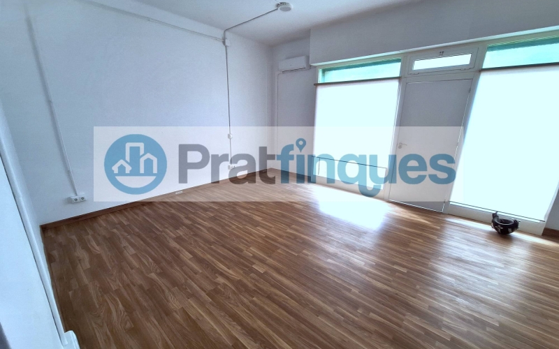 Descobreix aquest espectacular local a peu de carrer, ideal per a emprenedors que busquen un espai totalment reformat i llest per a funcionar! Amb 74 m² construïts, aquest local compta amb una distribució intel·ligent que inclou una àmplia sala diàfana, perfecta per a rebre a clients o realitzar activitats comercials. A més, disposa de dos despatxos independents que brinden privacitat per a consultes o reunions. La instal·lació elèctrica és nova i compleix amb totes les normatives vigents, assegurant un ambient segur i eficient. El bany ha estat reformat i compta amb un plat de dutxa, la qual cosa afegeix comoditat a l'espai. La climatització està garantida gràcies a l'aire condicionat i la calefacció, creant un entorn agradable durant tot l'any. Els sòls de parquet aporten un toc elegant i acollidor, mentre que les persianes motoritzades ofereixen comoditat i seguretat. Amb 3 metres lineals de façana i dos aparadors, aquest local té una excel·lent visibilitat que atraurà a potencials clients. Situat en una zona estratègica, aquest espai és perfecte per a despatxos, consultes o qualsevol tipus de negoci que busqui destacar. No perdis l'oportunitat d'adquirir aquest local en una ubicació privilegiada! Des de Pratfinques, et realitzem tots els tràmits de la compravenda i a l'obtenció del finançament hipotecari, liquidació dels impostos i, inscripció registral - El preu de venda de l'immoble, no inclou impostos ni taxes. (ITP i AJD) - La plusvàlua (Impost sobre l'Increment de Valor dels Terrenys Urbans) és a càrrec del venedor. - En Pratfinques, NO COBREM ELS HONORARIS AL COMPRADOR, estan inclosos en el preu de venda publicat.
