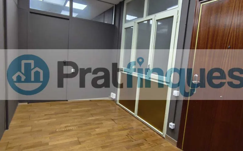 Ubicado en una de las zonas más dinámicas y emblemáticas de la Barcelona emprendedora, presentamos este despacho de&nbsp;44 m² totalmente reformado&nbsp;con un estándar de alta calidad. Situado en una finca singular con ascensor, el espacio combina la esencia arquitectónica del Eixample con una funcionalidad técnica impecable. Distribución y Diseño: La propiedad se divide en una elegante zona de recepción y un área office polivalente, que dan paso a&nbsp;dos despachos independientes. La privacidad está garantizada: uno de ellos cuenta con baño completo (plato de ducha de resina antideslizante),mientras que el segundo dispone de un práctico aseo de cortesía. Especificaciones Técnicas: Confort:&nbsp;Climatización mediante Split (A/A) y calefacción por radiadores cerámicos de bajo consumo. Acabados:&nbsp;Suelos de tarima flotante laminada y revestimientos a estrenar. Tecnología:&nbsp;Instalación eléctrica bajo normativa y sistema de redes ITC de alta conectividad, listo para operativa inmediata. Versatilidad y Ubicación: Un espacio idóneo para firmas de abogacía, consultorías, ingeniería o centros médicos especializados. Gracias a su configuración, permite también una transición hacia un&nbsp;concepto diáfano&nbsp;(estilo&nbsp;open space&nbsp;o&nbsp;call center). Rodeado de una red inmejorable de servicios y transporte público, este despacho es la sede perfecta para proyectar una imagen de éxito y profesionalidad. &nbsp; Desde Pratfinques, te realizamos todos los trámites de la compraventa y a la obtención de la financiación hipotecaria, liquidación de los impuestos y, inscripción registral. -&nbsp;&nbsp;&nbsp;&nbsp;&nbsp;&nbsp;&nbsp;&nbsp;&nbsp;&nbsp;&nbsp;&nbsp;&nbsp; El precio de venta del inmueble, no incluye impuestos ni tasas. (ITP y AJD) -&nbsp;&nbsp;&nbsp;&nbsp;&nbsp;&nbsp;&nbsp;&nbsp;&nbsp;&nbsp;&nbsp;&nbsp;&nbsp; La plusvalía (Impuesto sobre el Incremento de Valor de los Terrenos Urbanos) es a cargo del vendedor. -&nbsp;&nbsp;&nbsp;&nbsp;&nbsp;&nbsp;&nbsp;&nbsp;&nbsp;&nbsp;&nbsp;&nbsp;&nbsp; En Pratfinques, NO COBRAMOS LOS HONORARIOS AL COMPRADOR, están incluidos en el precio de venta publicado.