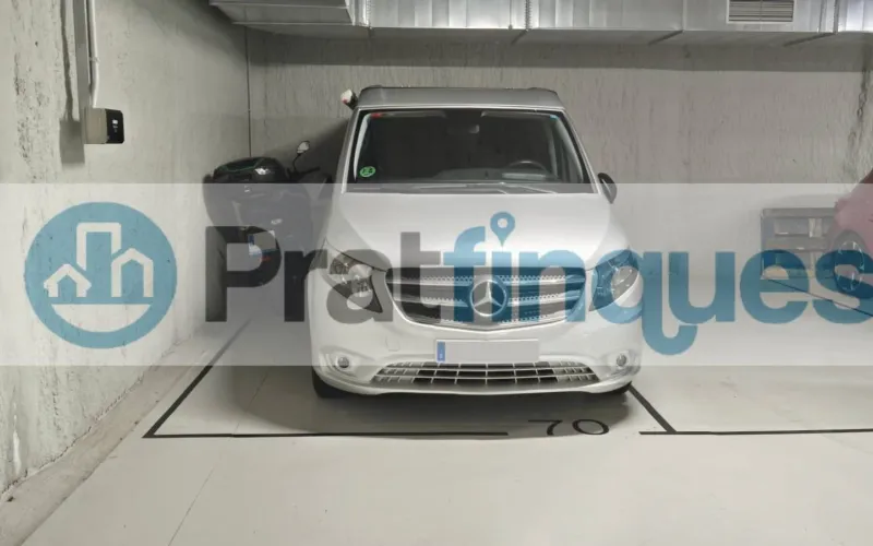 Exclusividad y sostenibilidad en una de las ubicaciones más codiciadas del área metropolitana. Le presentamos una pieza arquitectónica única situada en el corazón de&nbsp;Plaza Europa, el nuevo referente del urbanismo moderno en L'Hospitalet de Llobregat. Ubicada en una finca de&nbsp;obra nueva (2023),esta vivienda destaca por su privilegiada altura y su dominio visual, ofreciendo vistas despejadas que dotan a cada estancia de una personalidad inigualable. Espacios Diseñados para el Bienestar Con una superficie de 84 m² construidos, el hogar se distribuye con una elegancia funcional: Zona de Día:&nbsp;Un espectacular salón-comedor de 24 m², inundado de luz natural gracias a su&nbsp;orientación Este, con acceso directo a una&nbsp;terraza privada de 17 m², ideal para disfrutar de los amaneceres y el clima mediterráneo. Cocina Gourmet:&nbsp;Espacio independiente de 9 m² totalmente equipado con acabados de alta gama. Zona de Descanso:&nbsp;Suite principal de 13 m² con baño privado de diseño (plato de ducha de resina antideslizante) y dos habitaciones individuales luminosas y versátiles.Tecnología y Alta Eficiencia Energética Comprometida con el futuro, la vivienda cuenta con un sistema de&nbsp;aerotermia de última generación&nbsp;para la climatización (calefacción y aire acondicionado),garantizando un confort térmico óptimo con el mínimo impacto ambiental. Memoria de Calidades Premium Carpintería Exterior:&nbsp;Ventanas oscilobatientes con rotura de puente térmico y doble acristalamiento para un aislamiento acústico y térmico total. Carpintería Interior:&nbsp;Elegantes puertas lacadas en blanco, incluyendo sistemas correderos tipo&nbsp;Krona&nbsp;integrados en tabiquería para maximizar el espacio. Pavimentos:&nbsp;Suelo de tarima flotante laminada con efecto madera de máxima resistencia (calidad AC5).Servicios y Anexos Exclusivos La finca, libre de barreras arquitectónicas, dispone de tres ascensores (uno de gran capacidad). Además, se ofrece la posibilidad de completar esta propiedad con: Plaza de Parking XL (28.000 €):&nbsp;Con dimensiones excepcionales (5,25m x 3m),ideal para un vehículo de gran tamaño y una motocicleta de alta cilindrada. Trastero de Gran Capacidad (18.000 €):&nbsp;9 m² de almacenamiento adicional en el mismo edificio.Un hogar que no solo ofrece un lugar donde vivir, sino un estilo de vida basado en la exclusividad, la comodidad y la eficiencia. &nbsp; En Pratfinques le acompañamos de forma integral durante todo el proceso de compraventa. Nos encargamos de la gestión de su financiación hipotecaria, la liquidación de impuestos y la inscripción registral de la propiedad. &nbsp; Tenga en cuenta los siguientes puntos informativos: &nbsp; Transparencia en el precio: El importe de venta no incluye los impuestos y tasas asociados (ITP y AJD). Plusvalía: El Impuesto sobre el Incremento de Valor de los Terrenos de Naturaleza Urbana corre íntegramente a cargo de la parte vendedora. Sin costes adicionales: En Pratfinques no cobramos honorarios a la parte compradora; nuestros servicios ya están incluidos en el precio de venta publicado.&nbsp;