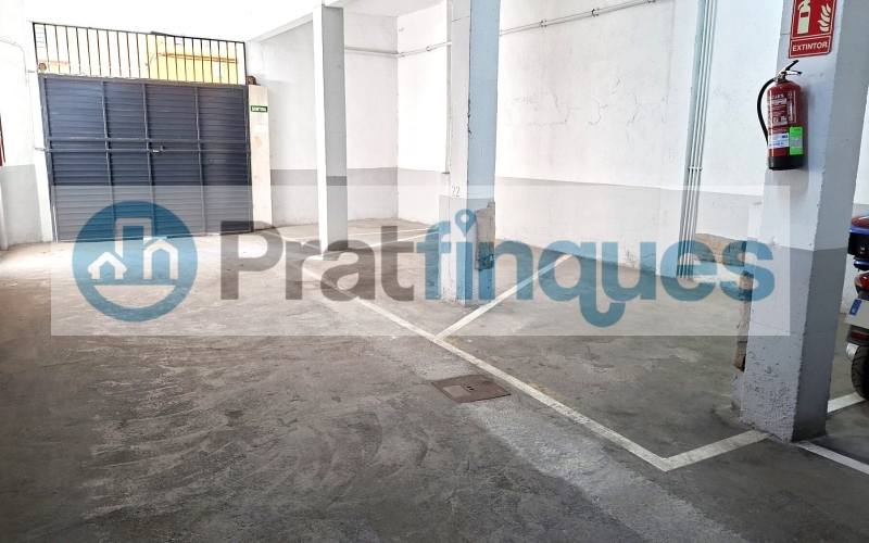 ¡Oportunidad en la ciudad de El Prat de Llobregat! Se vende plaza de parking individual en la calle Santiago Rusiñol, situada en la planta baja del edificio. Esta plaza de 14 m² ofrece espacio suficiente para coche mediano y una moto. Se distingue por tener fácil maniobrabilidad, con distinción de puerta de acceso y otra de salida. El edificio cuenta con puertas de acceso automáticas y un circuito cerrado de seguridad, garantizando la máxima protección para tu vehículo. No pierdas la oportunidad de adquirir esta plaza, con todas las comodidades y medidas de seguridad que necesitas. ¡Contacta ya para más información y asegura tu espacio en una ubicación privilegiada! Desde Pratfinques, te realizamos todos los trámites de la compraventa y a la obtención de la financiación hipotecaria, liquidación de los impuestos y, inscripción registral. - El precio de venta del inmueble, no incluye impuestos ni tasas. (ITPADJ) - La plusvalía (Impuesto sobre el Incremento de Valor de los Terrenos Urbanos) es a cargo del vendedor. - En Pratfinques, NO COBRAMOS LOS HONORARIOS AL COMPRADOR, están incluidos en el precio de venta publicado.