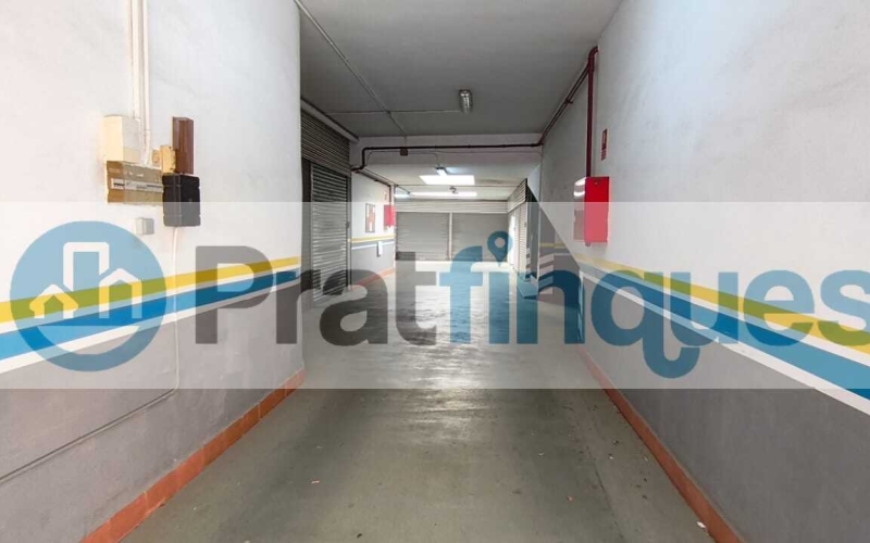 ¿Buscas más que una simple plaza? En El Prat de Llobregat (Carrer del Masnou),vendemos este garaje independiente y cerrado de 5.30 x 2.56 m. Privacidad Total: Persiana individual motorizada que convierte tu plaza en un trastero/garaje privado. Capacidad Plus: Sus 14 m² permiten estacionar coche y moto cómodamente. Acceso Premium: Planta baja, sin rampas interminables. Pasillos amplios que garantizan una maniobra limpia y rápida. Comunidad Tranquila: Finca con muy pocos vecinos y puerta exterior automática.Protege tu vehículo del polvo, roces y miradas ajenas. ¡Ven a probar la maniobra hoy mismo! &nbsp; En Pratfinques le acompañamos de forma integral durante todo el proceso de compraventa. Nos encargamos de la gestión de su financiación hipotecaria, la liquidación de impuestos y la inscripción registral de la propiedad. &nbsp; Tenga en cuenta los siguientes puntos informativos: Transparencia en el precio: El importe de venta no incluye los impuestos y tasas asociados (ITP y AJD). Plusvalía: El Impuesto sobre el Incremento de Valor de los Terrenos de Naturaleza Urbana corre íntegramente a cargo de la parte vendedora. Sin costes adicionales: En Pratfinques no cobramos honorarios a la parte compradora; nuestros servicios ya están incluidos en el precio de venta publicado.&nbsp; &nbsp;