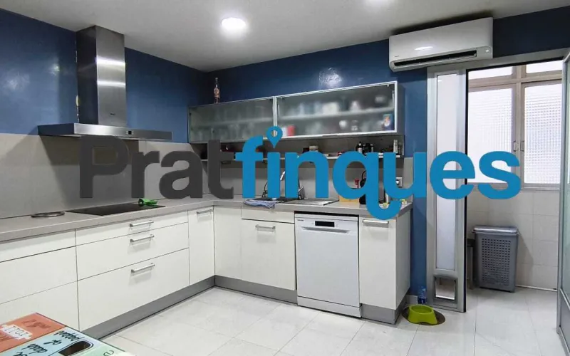 ¡Descubre tu nuevo hogar! Este encantador piso de 90 m² construidos (75 m² útiles) te ofrece la combinación perfecta de confort, espacio y una ubicación inmejorable. Situado en una cuarta planta con ascensor, destaca por su excelente distribución y su fantástica orientación oeste, ideal para disfrutar del sol de tarde. Características principales Zona de día: Salón-comedor de 16 m² con acceso directo a un agradable balcón de 8 m². Cocina independiente: Tipo office, muy espaciosa (14 m²) y con salida directa a galería/lavadero. Dormitorios: 3 habitaciones en total. Una suite principal de 12 m² y dos habitaciones individuales amplias. Baños: 1 baño completo de 4 piezas con bañera y 1 práctico aseo de cortesía. Climatización: Calefacción por radiadores de gas natural y aire acondicionado (splits) para un confort total todo el año. Ubicación y conectividad El inmueble se encuentra en una zona totalmente consolidada y excelentemente comunicada: A 8 minutos a pie de la parada de metro L9 (Cèntric). A 2 minutos de la parada de autobús Plaça Pau Casals (múltiples líneas). Servicios a pie de calle: Rodeado de comercios locales, restauración, colegios y entidades financieras. Condiciones y servicios de Pratfinques En Pratfinques te acompañamos en todo el proceso. Nos encargamos de todos los trámites de la compraventa: obtención de la financiación hipotecaria, liquidación de impuestos e inscripción registral. Sin honorarios de agencia para el comprador: Están totalmente incluidos en el precio de venta publicado. El precio de venta no incluye los impuestos ni tasas correspondientes a la parte compradora (ITP / AJD). La plusvalía municipal corre a cargo de la parte vendedora.
