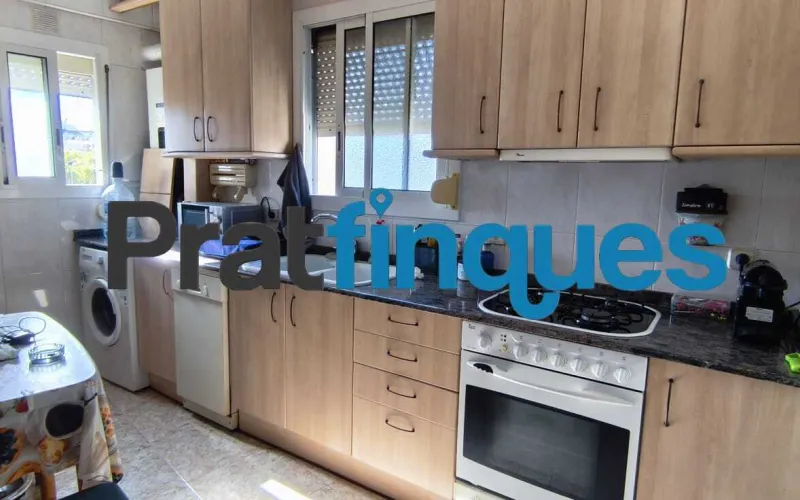 Si buscas un hogar luminoso, con una distribución excelente y la oportunidad de diseñarlo a tu gusto, este piso esquinero y totalmente exterior es la opción ideal. Destaca por su magnífica orientación Sur-Suroeste, lo que garantiza sol directo durante casi todo el día y una luz natural envidiable en todas sus estancias. Conoce su distribución (70 m² útiles / 77 m² construidos): Zona de día: Salón-comedor muy soleado con salida directa a un acogedor balcón, ideal para disfrutar del aire libre, y una cocina independiente con gran potencial de optimización. Zona de descanso: 3 habitaciones (dos de ellas dobles). La habitación principal cuenta con la comodidad exclusiva de un aseo de cortesía integrado. Baño principal: Un baño completo de 4 piezas equipado con plato de ducha. Detalles adicionales: Carpintería exterior de aluminio y puertas interiores de roble con molduras. La finca está perfectamente cuidada y dispone de ascensor. El lienzo perfecto para tu reforma La vivienda precisa de una actualización, lo que representa una oportunidad única para adaptarla a tus necesidades y crear la casa de tus sueños (¡imagina un diseño de concepto abierto uniendo cocina y salón!). Además, cuenta con una gran ventaja económica: la instalación eléctrica ya está completamente actualizada, lo que reducirá de forma considerable los costes y los tiempos de tu reforma. Una ubicación privilegiada y estratégica Ubicado en uno de los entornos más cotizados y consolidados de El Prat de Llobregat, disfrutarás de una calidad de vida excepcional con todos los servicios a pie de calle, manteniendo siempre la privacidad que tu familia merece: Conectividad total: A un paso de excelentes conexiones de transporte público (Metro y red de autobuses) que te conectan rápidamente con Barcelona y el aeropuerto. Comercio y ocio: Rodeado de una amplia oferta de comercio local, supermercados de alimentación, tiendas de moda y una variada oferta de restauración. Servicios públicos y educación: Un barrio ideal para familias, con centros educativos de excelente nivel para todas las edades (desde los más pequeños hasta los jóvenes),además de centros sanitarios y zonas verdes cercanas. No dejes escapar esta oportunidad. ¡Ven a visitarlo y descubre todo el potencial que este hogar tiene para ofrecerte! En Pratfinques le acompañamos de forma integral durante todo el proceso de compraventa. Nos encargamos de la gestión de su financiación hipotecaria, la liquidación de impuestos y la inscripción registral de la propiedad. Tenga en cuenta los siguientes puntos informativos: Transparencia en el precio: El importe de venta no incluye los impuestos y tasas asociados (ITP y AJD). Plusvalía: El Impuesto sobre el Incremento de Valor de los Terrenos de Naturaleza Urbana corre íntegramente a cargo de la parte vendedora. Información de transparencia al consumidor: Antes de hacer la visita, tu asesor personal te facilitará toda la información detallada y desglosada de estos costes para que compres con total tranquilidad.