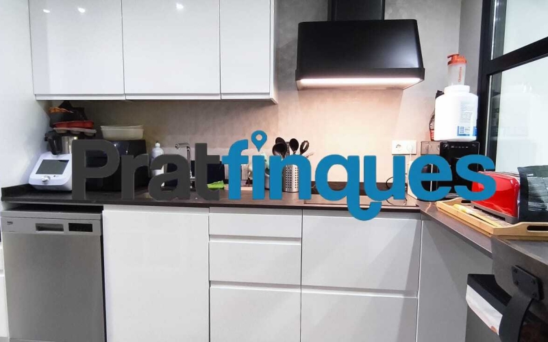 Presentamos este espectacular piso totalmente reformado de 89 m² útiles, ubicado en pleno centro de la ciudad, a un paso de la emblemática Plaza Catalunya y de la estación de metro L9 Cèntric. Una vivienda lista para entrar a vivir, diseñada para ofrecerte el máximo confort, luminosidad y una distribución perfecta para la vida familiar. Distribución inteligente: Zona de día y Zona de noche El diseño de la vivienda separa de forma excelente los espacios para garantizar tu privacidad y descanso: Zona de Día: Al cruzar el recibidor, accedes directamente a un salón-comedor de 18 m², un espacio amplio y acogedor con salida directa a un agradable balcón. La cocina es independiente y cuenta con la galería ya integrada. Destaca por su gran luminosidad gracias a un elegante tabique acristalado tipo ventana, que permite el paso de la luz natural desde el comedor mientras cocinas. Zona de Noche: Conectada de forma fluida desde el comedor, distribuye el acceso a los dormitorios y baños: Habitación principal en suite (11 m²): Exterior, inundada de sol y con su propio baño privado de 4 m² (3 piezas con plato de ducha de resina antideslizante). Segunda habitación doble (11 m²): También exterior a la calle, disfrutando de una orientación inmejorable con sol durante todo el día. Dos habitaciones individuales (8 m² cada una): Espacios versátiles ideales para dormitorios, zona de juegos o teletrabajo. Una de ellas cuenta con salida a un segundo balcón orientado al patio de luces. Baño común: Moderno y funcional, compuesto por 3 piezas y equipado con plato de ducha de resina antideslizante. Calidades premium y confort total La vivienda cuenta con una reforma integral de hace solo 5 años y está cuidada al detalle con materiales de alta calidad: Orientación Sur: Vivienda muy soleada y bañada por la luz natural durante todo el día. Aislamiento perfecto: Carpintería de aluminio con rotura de puente térmico y doble ventana, garantizando el mejor aislamiento térmico y acústico. Suelos y carpintería: Suelo de parqué sintético de alta resistencia (nivel AC5) y puertas lacadas en blanco (batientes y correderas empotradas en los baños para optimizar el espacio). Airecondicionado: 3 splits con bomba de calor en distintas estàncies. Ubicación inmejorable Vivirás en el centro de El Prat, rodeado de todos los servicios esenciales: colegios, bibliotecas, comercios y una excelente conectividad en transporte público (Metro L9 Cèntric y múltiples líneas de autobús). Un hogar idílico, cómodo y pensado para disfrutar de la paz familiar. ¿Te vas a perder la oportunidad de visitarlo? &nbsp;