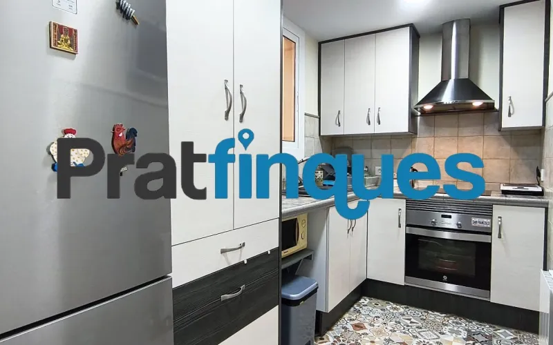 Presentamos esta magnífica vivienda lista para entrar a vivir, completamente reformada con un gusto exquisito y materiales de calidad. El inmueble destaca por su excelente distribución, luminosidad y el absoluto desahogo que ofrece su impresionante espacio exterior, convirtiéndolo en una pieza única en la zona. Características principales: Superficie óptima: 70 m² útiles distribuidos con la máxima eficiencia espacial. Zona de descanso: 3 amplios dormitorios, incluyendo una magnífica suite principal y dos habitaciones dobles adicionales. Baños modernos: 2 baños completos totalmente equipados con acabados contemporáneos. Cocina funcional: Espacio independiente y cómodo. Lavadero Interiorizado: un práctico lavadero interiorizado que maximiza el orden doméstico. Área de relax: Una agradable estancia acristalada que funciona como un balcón cubierto, ideal como rincón de lectura por su abundante luz natural y sosiego. Calidades y acabados premium: Aislamiento superior: Carpintería exterior oscilobatiente de aluminio con rotura de puente térmico y doble acristalamiento con cámara de aire, garantizando el máximo confort térmico y acústico. Elegancia interior: Suelos de parqué laminado de alta resistencia (AC5) y puertas de paso lacadas en blanco. Climatización: Sistema de calefacción integral mediante radiadores de gas natural. Un oasis exterior exclusivo: El verdadero elemento diferenciador de esta propiedad es su espectacular terraza privada de 61 m². Un espacio exterior idílico para disfrutar del clima mediterráneo, organizar cenas al aire libre o crear un jardín urbano. Además, cuenta con un valioso trastero de 5 m² integrado, la solución perfecta de almacenamiento para el día a día. Exclusividad y entorno de vida: Ubicada en una finca de solo dos vecinos, la privacidad y la tranquilidad están completamente garantizadas. El piso se emplaza en uno de los sectores residenciales más cotizados y demandados de la ciudad. Una zona que destaca por el equilibrio perfecto entre la paz de un entorno familiar y la comodidad urbana más absoluta. A escasos minutos a pie de la estación de metro L9 (Cèntric),la vivienda ofrece una conectividad impecable con el centro de Barcelona, el aeropuerto y redes de transporte (autobuses y taxis). El día a día aquí es un auténtico privilegio: dispondrá de una selecta oferta de restauración, comercios locales y servicios esenciales a pie de calle, sin renunciar a la calma de un vecindario residencial idílico. En Pratfinques le acompañamos de forma integral durante todo el proceso de compraventa. Nos encargamos de la gestión de su financiación hipotecaria, la liquidación de impuestos y la inscripción registral de la propiedad. Tenga en cuenta los siguientes puntos informativos: Transparencia en el precio: El importe de venta no incluye los impuestos y tasas asociados (ITP y AJD). Plusvalía: El Impuesto sobre el Incremento de Valor de los Terrenos de Naturaleza Urbana corre íntegramente a cargo de la parte vendedora. Información de transparencia al consumidor: Antes de hacer la visita, tu asesor personal te facilitará toda la información detallada y desglosada de estos costes para que compres con total tranquilidad.