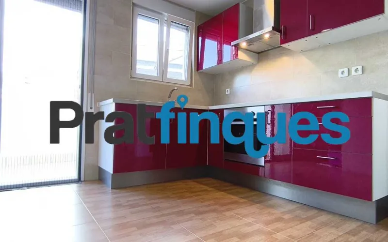Si buscas comodidad, luz y tranquilidad, este piso de 75 m² útiles (84 m² construidos) te va a encantar. Está pensado para aprovechar cada rincón al máximo y se distribuye de forma ideal: Zona de día: Un acogedor salón-comedor de 15 m² y una moderna cocina office abierta de 9 m². ¡Y aquí viene lo mejor! Desde la cocina accedes directamente a una fantástica terraza a nivel de 10 m², el rincón perfecto para tomar el café por la mañana, disfrutar de cenas al aire libre o crear tu propio oasis urbano. Además, cuenta con un práctico lavadero integrado. Zona de descanso: 3 habitaciones (dos de ellas dobles, perfectas para el dormitorio principal o un espacio de trabajo) y un baño completo de 4 piezas. Ubicación y tranquilidad garantizadas El piso se encuentra en una de las zonas más valoradas y cotizadas de El Prat. Se ubica en la primera planta de un edificio clásico, sin ascensor, pero con una gran ventaja: ¡solo comparte espacio con 3 vecinos más! Al ser una comunidad tan pequeña y familiar, la paz y la tranquilidad están aseguradas. Listo para entrar a vivir (con muy pocos retoques) A diferencia de otros pisos, aquí el trabajo duro ya está hecho. La vivienda ha sido mimada y cuenta con: Instalación eléctrica totalmente actualizada. Ventanas de PVC con rotura de puente térmico y doble cristal (adiós al frío y a los ruidos). Cocina completamente equipada. ¿Lo mejor? Solo necesita lo que llamamos