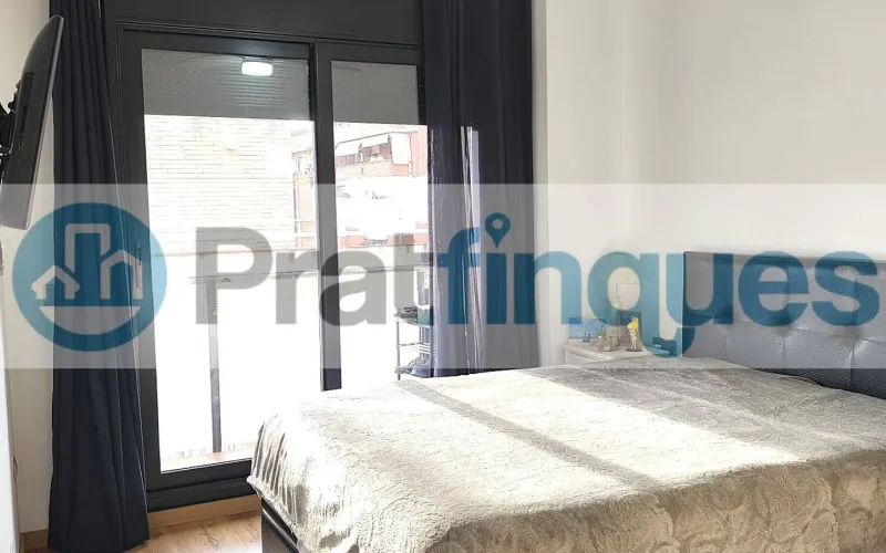 Ubicada en la zona más emblemática y con más solera de El Prat, presentamos esta impecable vivienda en una finca de&nbsp;obra seminueva&nbsp;que destaca por su diseño funcional y la alta calidad de sus acabados. El inmueble consta de&nbsp;84 m² construidos&nbsp;(73 m² útiles) perfectamente distribuidos para maximizar la entrada de luz natural y el confort. La zona de día se define por un acogedor salón-comedor de 16 m², equipado con aire acondicionado (split),que comunica directamente con un&nbsp;balcón orientado al oeste, ideal para disfrutar del sol de tarde. La cocina, independiente y de generosas dimensiones (10 m²),ofrece un espacio óptimo de trabajo y almacenaje. En la zona de descanso encontramos&nbsp;3 dormitorios&nbsp;(dos de ellos dobles). La habitación principal destaca por su configuración tipo&nbsp;suite, incorporando un baño privado con plato de ducha de resina antideslizante. Un segundo baño completo da servicio al resto de la vivienda. Excelencia en los detalles: Aislamiento:&nbsp;Carpintería exterior de aluminio con&nbsp;rotura de puente térmico, garantizando eficiencia energética y confort acústico. Calidez:&nbsp;Suelos de&nbsp;parqué flotante laminado AC5&nbsp;de alta resistencia y puertas interiores en haya vaporizada. Accesibilidad:&nbsp;Finca moderna que cuenta con&nbsp;ascensor.Una oportunidad única para quienes buscan un hogar listo para entrar a vivir en un entorno histórico y tranquilo, sin renunciar a las comodidades de una construcción contemporánea. En Pratfinques le acompañamos de forma integral durante todo el proceso de compraventa. Nos encargamos de la gestión de su financiación hipotecaria, la liquidación de impuestos y la inscripción registral de la propiedad. &nbsp; Tenga en cuenta los siguientes puntos informativos: &nbsp; Transparencia en el precio: El importe de venta no incluye los impuestos y tasas asociados (ITP y AJD). Plusvalía: El Impuesto sobre el Incremento de Valor de los Terrenos de Naturaleza Urbana corre íntegramente a cargo de la parte vendedora. Sin costes adicionales: En Pratfinques no cobramos honorarios a la parte compradora; nuestros servicios ya están incluidos en el precio de venta publicado.&nbsp;