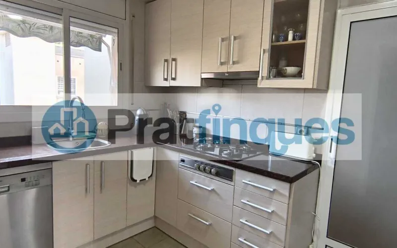 ¿Buscas un hogar donde la luz sea la protagonista?&nbsp;Presentamos este magnífico piso que combina una distribución funcional con una ubicación privilegiada para disfrutar de la máxima tranquilidad. Lo que hace especial a esta vivienda: Amplitud y Confort:&nbsp;Un salón-comedor acogedor que se convierte en el corazón de la casa, con salida directa a un&nbsp;balcón privado&nbsp;perfecto para relajarse. Zona de Descanso:&nbsp;Dispone de&nbsp;3 habitaciones&nbsp;(2 de ellas dobles y amplias, más una individual versátil),diseñadas para garantizar el descanso de toda la familia. Funcionalidad:&nbsp;Cocina independiente con acceso a galería, ideal para organizar el día a día. El baño completo ha sido actualizado con un moderno&nbsp;plato de ducha de resina antideslizante, aunando seguridad y estilo. Luz y Vistas:&nbsp;Gracias a su&nbsp;orientación Oeste, la vivienda se inunda de sol natural durante toda la tarde. Sus&nbsp;vistas despejadas&nbsp;te permitirán disfrutar de una sensación de libertad y paz difícil de encontrar.Equipamiento y Finca: La vivienda está lista para entrar a vivir, equipada con&nbsp;calefacción por radiadores&nbsp;(gas natural) y&nbsp;aire acondicionado con bomba de calor, garantizando el clima perfecto en cualquier época del año. Además, la finca cuenta con&nbsp;ascensor, facilitando el acceso y la comodidad total en tu rutina. ¡No pierdas la oportunidad de visitarlo! Un piso donde el confort y la luz se encuentran. En Pratfinques le acompañamos de forma integral durante todo el proceso de compraventa. Nos encargamos de la gestión de su financiación hipotecaria, la liquidación de impuestos y la inscripción registral de la propiedad. &nbsp; Tenga en cuenta los siguientes puntos informativos: &nbsp; Transparencia en el precio: El importe de venta no incluye los impuestos y tasas asociados (ITP y AJD). Plusvalía: El Impuesto sobre el Incremento de Valor de los Terrenos de Naturaleza Urbana corre íntegramente a cargo de la parte vendedora. Sin costes adicionales: En Pratfinques no cobramos honorarios a la parte compradora; nuestros servicios ya están incluidos en el precio de venta publicado.&nbsp;