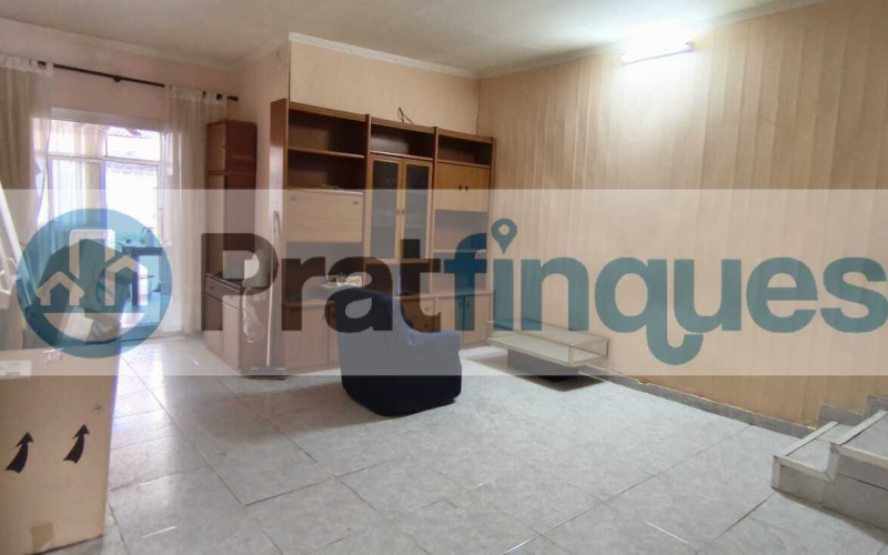 ¿Buscas un lienzo en blanco para diseñar una vida a tu medida o una inversión con posibilidades infinitas? Te presentamos una oportunidad única en la zona más auténtica de la ciudad. No es solo una casa; es la posibilidad de materializar ese proyecto que tienes en mente, combinando el encanto histórico con la modernidad absoluta. El espacio que siempre imaginaste Ubicada en una generosa parcela de&nbsp;155 m²&nbsp;(5 m de fachada por 31 m de fondo),esta propiedad destaca por su&nbsp;espectacular patio central, un pulmón de aire y luz que se convertirá en el alma de tu futuro hogar. Actualmente, la vivienda cuenta con&nbsp;164 m² construidos&nbsp;llenos de potencial: Planta Baja (86 m²):&nbsp;El espacio perfecto para una zona de día diáfana con vistas al jardín. Planta Primera (65 m²):&nbsp;Actualmente distribuida con recibidor, cocina, baño y un salón con salida a una&nbsp;terraza con orientación sur, garantizando sol durante todo el día. Planta Superior:&nbsp;Tres amplias estancias ideales para dormitorios dobles o suites de ensueño.¿Por qué esta propiedad es especial? Lo que hoy requiere una reforma integral, mañana será la casa más envidiada del barrio. Tienes flexibilidad total para diseñar: ✅ Un&nbsp;jardín privado con piscina&nbsp;y zona de barbacoa. ✅ Tu propio&nbsp;garaje privado&nbsp;en el centro. ✅ De 3 a 5 habitaciones según tus necesidades. Oportunidad para Inversores ????️ La normativa de la parcela es excepcional, permitiendo incluso la&nbsp;construcción de dos viviendas independientes: Un edificio de planta baja + 2 alturas + bajo cubierta. Un segundo edificio de planta baja + altura + bajo cubierta (ideal como estudio independiente, loft de invitados o garaje de gran capacidad).No te limites a leerlo: ven a sentirlo.&nbsp;Las dimensiones y la luz de este inmueble solo se aprecian de verdad al cruzar su puerta. Te acompañaremos en todo el proceso para ayudarte a visualizar y proyectar la casa que siempre quisiste. ¡Contáctanos hoy mismo y agenda tu visita! Tu futuro empieza aquí. &nbsp; En Pratfinques le acompañamos de forma integral durante todo el proceso de compraventa. Nos encargamos de la gestión de su financiación hipotecaria, la liquidación de impuestos y la inscripción registral de la propiedad. &nbsp; Tenga en cuenta los siguientes puntos informativos: &nbsp; Transparencia en el precio: El importe de venta no incluye los impuestos y tasas asociados (ITP y AJD). Plusvalía: El Impuesto sobre el Incremento de Valor de los Terrenos de Naturaleza Urbana corre íntegramente a cargo de la parte vendedora. Sin costes adicionales: En Pratfinques no cobramos honorarios a la parte compradora; nuestros servicios ya están incluidos en el precio de venta publicado.&nbsp;