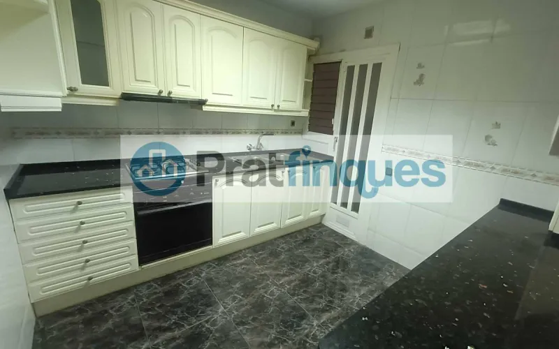 Presentamos esta magnífica propiedad situada en una de las intersecciones más estratégicas de El Prat. Una vivienda que destaca por su luminosidad, y distribución y un potencial para convertirse en el hogar de sus sueños. Distribución y Características El inmueble cuenta con una superficie de 94 m² construidos (79 m² útiles),diseñados para aprovechar cada rincón: Zona de Día:&nbsp;Un imponente salón-comedor independiente de 23 m², totalmente exterior, que inunda la estancia de luz natural y ofrece acceso directo a un acogedor balcón. Zona de Noche:&nbsp;Consta de 3 amplias habitaciones (incluyendo una habitación doble principal). Cocina y Baño:&nbsp;Cocina independiente de 8 m² con salida a galería técnica y un baño completo de cuatro piezas con bañera. Acabados:&nbsp;Suelos de gres porcelánico, carpintería interior en madera de cerezo y ventanas de aluminio.???? Un proyecto a tu medida La vivienda se encuentra en un estado que&nbsp;precisa de una actualización, lo que representa una oportunidad única. Con una reforma ejecutada con buen gusto, este piso tiene el potencial arquitectónico para transformarse en una pieza de diseño&nbsp;impresionantemente sofisticada y actual, revalorizando su inversión desde el primer día. La finca, perfectamente mantenida, dispone de&nbsp;ascensor. ???? Privilegios de una ubicación inmejorable Vivir en esta zona de El Prat de Llobregat es sinónimo de calidad de vida. Disfrutará de servicios de primer nivel a pie de calle: Conectividad Total:&nbsp;A tan solo 7 minutos de la estación de&nbsp;Metro L9 (Les Moreres)&nbsp;y con una red de paradas de autobús locales e interurbanas que conectan directamente con el centro de Barcelona en pocos minutos. Servicios y Ocio:&nbsp;Rodeado de una oferta comercial completa, centros de salud, colegios y zonas verdes. Todo lo que su día a día requiere, sin necesidad de desplazarse.Si buscas una ubicación premium para diseñar un hogar a tu estilo, esta es tu oportunidad.&nbsp;Contacta ahora para concertar una visita. En Pratfinques le acompañamos de forma integral durante todo el proceso de compraventa. Nos encargamos de la gestión de su financiación hipotecaria, la liquidación de impuestos y la inscripción registral de la propiedad. &nbsp; Tenga en cuenta los siguientes puntos informativos: &nbsp; Transparencia en el precio: El importe de venta no incluye los impuestos y tasas asociados (ITP y AJD). Plusvalía: El Impuesto sobre el Incremento de Valor de los Terrenos de Naturaleza Urbana corre íntegramente a cargo de la parte vendedora. Nota informativa: Los Honorarios de intermediación profesional no están incluidos en el precio de venta.