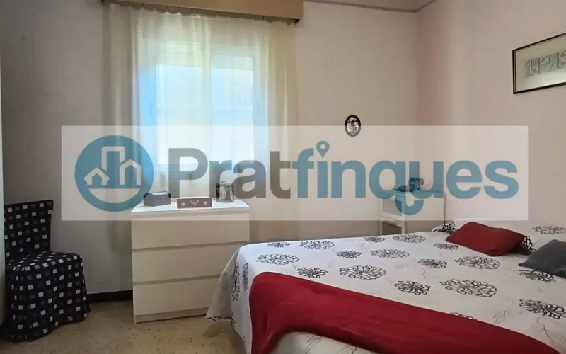 Descubra este piso único en el corazón de la ciudad. Una vivienda diseñada para aprovechar la luz natural al máximo, totalmente exterior y con una distribución versátil. Su gran salón de 22 m² se convierte en el centro del hogar, conectado a un balcón ideal para disfrutar del entorno urbano. Situada en un área con una&nbsp;oferta comercial inmejorable&nbsp;(moda, restauración y alimentación) y una conectividad excelente. A pocos minutos de la estación de&nbsp;Metro L9 (Les Moreres)&nbsp;y con acceso inmediato a las principales líneas de autobús (65, X2, L22, N17),esta propiedad combina comodidad, servicios y calidad de vida. Desde Pratfinques, te realizamos todos los trámites de la compraventa y a la obtención de la financiación hipotecaria, liquidación de los impuestos y, inscripción registral. -&nbsp;&nbsp;&nbsp;&nbsp;&nbsp;&nbsp;&nbsp;&nbsp;&nbsp;&nbsp;&nbsp;&nbsp;&nbsp; El precio de venta del inmueble, no incluye impuestos ni tasas. (ITP y AJD) -&nbsp;&nbsp;&nbsp;&nbsp;&nbsp;&nbsp;&nbsp;&nbsp;&nbsp;&nbsp;&nbsp;&nbsp;&nbsp; La plusvalía (Impuesto sobre el Incremento de Valor de los Terrenos Urbanos) es a cargo del vendedor. -&nbsp;&nbsp;&nbsp;&nbsp;&nbsp;&nbsp;&nbsp;&nbsp;&nbsp;&nbsp;&nbsp;&nbsp;&nbsp; En Pratfinques, NO COBRAMOS LOS HONORARIOS AL COMPRADOR, están incluidos en el precio de venta publicado.