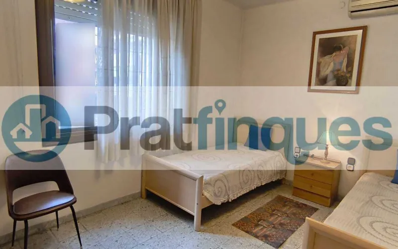 Ubicada en una de las zonas más exclusivas y demandadas de El Prat de Llobregat, presentamos esta vivienda totalmente exterior que destaca por su luz natural y su ubicación privilegiada en el&nbsp;Casc Antic. Características principales: Luminosidad total:&nbsp;Al ser una pieza íntegramente exterior, cada estancia disfruta de una claridad excepcional durante todo el día. Espacios optimizados:&nbsp;La vivienda cuenta con 69 m² construidos (63 m² útiles) distribuidos de forma funcional. Distribución: 3 dormitorios (uno de ellos doble). Salón-comedor con salida directa a un acogedor balcón. Cocina independiente con grandes posibilidades de reforma. Baño de tres piezas equipado con plato de ducha. Finca con ascensor:&nbsp;Situado en un edificio bien conservado que dispone de ascensor, garantizando total comodidad.Un lienzo en blanco para tu proyecto: El inmueble se encuentra en estado original, lo que representa la oportunidad perfecta para realizar una&nbsp;actualización integral&nbsp;y diseñar el hogar de tus sueños a medida. Su estructura permite múltiples opciones de personalización para ganar amplitud y estilo. Viva en una zona tranquila, con el encanto del casco histórico y todos los servicios, comercios y transporte a su alcance. En Pratfinques le acompañamos de forma integral durante todo el proceso de compraventa. Nos encargamos de la gestión de su financiación hipotecaria, la liquidación de impuestos y la inscripción registral de la propiedad. &nbsp; Tenga en cuenta los siguientes puntos informativos: &nbsp; Transparencia en el precio: El importe de venta no incluye los impuestos y tasas asociados (ITP y AJD). Plusvalía: El Impuesto sobre el Incremento de Valor de los Terrenos de Naturaleza Urbana corre íntegramente a cargo de la parte vendedora. Sin costes adicionales: En Pratfinques no cobramos honorarios a la parte compradora; nuestros servicios ya están incluidos en el precio de venta publicado.&nbsp;