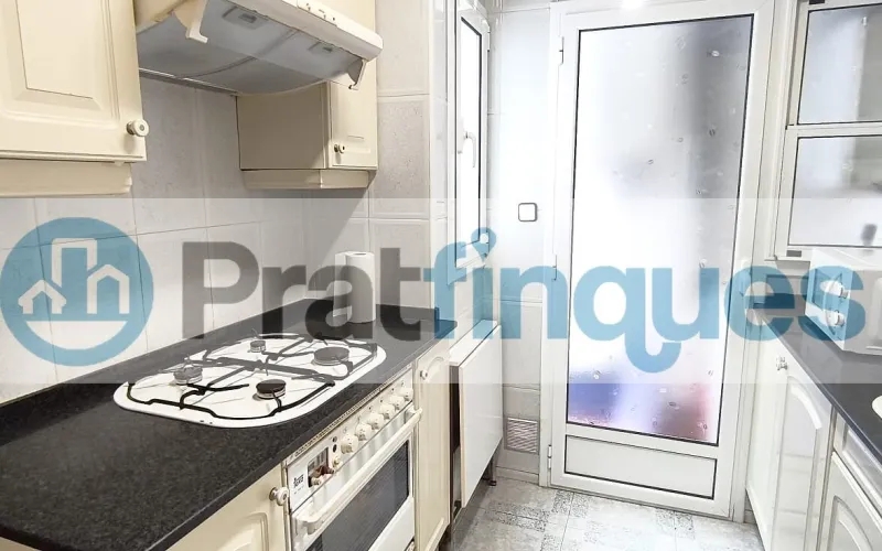 ¿Buscáis vuestra primera vivienda o el lugar ideal para ver crecer a vuestra familia? Este espectacular piso destaca por su amplitud, su luz natural y una comodidad absoluta en el día a día. Al tratarse de una quinta planta real en una finca con ascensor, disfrutaréis de una vivienda tranquila, sin ruidos de la calle y con sol directo durante todo el día. ¡Un lienzo en blanco perfecto para vuestro nuevo proyecto de vida! Espacios diseñados para el día a día familiar: El corazón de la casa: Un gran salón-comedor de 21 m² donde compartir cenas, tardes de cine y con salida directa al balcón. Habitaciones para todos: 3 dormitorios (dos de ellos dobles),ideales para el dormitorio principal, el cuarto de los niños o una zona de teletrabajo. Cocina independiente: Espaciosa, funcional y con acceso directo a una cómoda galería que desahoga el espacio principal. Baño reformado: Baño completo de 3 piezas equipado con un moderno y práctico plato de ducha. Metros reales: 76 m² útiles bien distribuidos (87 m² construidos) donde no se pierde ni un solo metro.Una ubicación pensada para vuestra comodidad Situado en la cotizada Avenida del Remolar, tendréis la tranquilidad que buscáis sin renunciar a nada. La ubicación es perfecta para el día a día de una familia: Conectividad total: Accesos rapidísimos en coche y una red excelente de transporte público para ir a trabajar o estudiar. Todo a un paso: Rodeado de comercio local, supermercados para la compra diaria, colegios, parques y una gran oferta de restauración para los fines de semana.¡Es el momento de dar el paso y tener vuestra propia casa! Contactad con nosotros hoy mismo para venir a verla antes de que se reserve. En Pratfinques le acompañamos de forma integral durante todo el proceso de compraventa. Nos encargamos de la gestión de su financiación hipotecaria, la liquidación de impuestos y la inscripción registral de la propiedad. &nbsp; Tenga en cuenta los siguientes puntos informativos: &nbsp; Transparencia en el precio: El importe de venta no incluye los impuestos y tasas asociados (ITP y AJD). Plusvalía: El Impuesto sobre el Incremento de Valor de los Terrenos de Naturaleza Urbana corre íntegramente a cargo de la parte vendedora. Sin costes adicionales: En Pratfinques no cobramos honorarios a la parte compradora; nuestros servicios ya están incluidos en el precio de venta publicado.&nbsp;