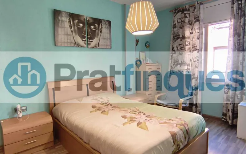 Disfrute del equilibrio perfecto entre tranquilidad residencial y una conectividad estratégica inigualable. Esta magnífica vivienda, ubicada en la apacible calle Sant Joaquim, 86, destaca por su excelente distribución, estancias muy amplias y una optimización perfecta de sus 83 m² útiles (97 m² construidos). Gracias a su orientación norte, el piso ofrece un ambiente fresco, confortable y una luminosidad constante muy valorada. Distribución elegante y espacios independientes Salón-comedor extraordinario: Un gran espacio de 22 m² muy cuadrado y luminoso, con salida directa a un agradable balcón. Zona de descanso generosa: Dispone de 4 habitaciones, incluyendo dos dormitorios dobles de gran tamaño (el principal cuenta con unos fantásticos 13 m²). Cocina funcional e independiente: Espaciosa, independiente y con salida a una práctica galería/lavadero que maximiza la organización. Baño completo: Un baño de 4 piezas equipado con bañera, ideal para el confort diario.Calidades y confort de primer nivel Aislamiento eficiente: Carpintería exterior de aluminio blanco con doble acristalamiento, garantizando confort térmico y acústico. Climatización integral: Sistema de aire acondicionado split con bomba de calor instalado. Detalles de calidad: Suelos de gres porcelánico de alta resistencia y puertas interiores de haya vaporizada que aportan calidez. Finca accesible: Edificio cuidado y tranquilo que dispone de ascensor.Accesibilidad y entorno: Lo mejor de El Prat a su alcance La ubicación de la calle Sant Joaquim es uno de los mayores valores añadidos de esta propiedad: Entrada y salida inmediata: Acceso rápido y directo a las principales vías de comunicación (C-31, C-32 y B-20),permitiendo conectar con Barcelona o el Aeropuerto en pocos minutos y sin sufrir retenciones internas. Conectividad total: Excelente comunicación en transporte público mediante la red de autobuses locales y metropolitanos, Metro (L9 Sud) y Cercanías Renfe. Calidad de vida en El Prat: Una ciudad llana, cómoda y moderna que combina una infraestructura de primer nivel (colegios, centros médicos, comercios) con el privilegio natural de los Espacios Naturales del Delta y sus tranquilas playas vírgenes. Tenga en cuenta los siguientes puntos informativos: Transparencia en el precio: El importe de venta no incluye los impuestos y tasas asociados (ITP y AJD). Plusvalía: El Impuesto sobre el Incremento de Valor de los Terrenos de Naturaleza Urbana corre íntegramente a cargo de la parte vendedora. Sin costes adicionales: En Pratfinques no cobramos honorarios a la parte compradora; nuestros servicios ya están incluidos en el precio de venta publicado.