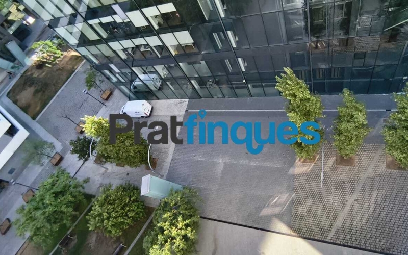 Te imaginas despertar cada día con el sol por la mañana, unas vistas claras y el cielo como vecino? Te ofrecemos esta magnífica vivienda exterior situado en una octava planta, completamente luminoso e impecable. Con una inmejorable orientación Sur-Sudeste, el piso disfruta de una entrada excepcional de luz natural durante todo el día. Ubicado en la prestigiosa Plaza Europa de L'Hospitalet de Llobregat, uno de los entornos urbanos más modernos, cotizados y mejor comunicados del área metropolitana de Barcelona, este hogar es el reflejo perfecto de una vida cómoda, elegante y altamente eficiente. La propiedad se sitúa en una finca joven que cuenta con tecnología de aerotermia de última generación y servicios exclusivos que elevan la calidad de vida al máximo nivel. Así se distribuye tu futuro hogar: - Gran dormitorio principal (16 m²): Un espacioso dormitorio de diseño que incluye una fantástica zona de vestuario integrada para tu total comodidad. - Salón-comedor de ensueño: Un ambiente abierto con grandes ventanales que conectan directamente con la terraza, inundando el espacio de sol. - Terrassa de 8 m²: El lugar ideal para relajarse ante la Plaza Europa, con acceso práctico y directo tanto desde el comedor como de la cocina. - Segundo dormitorio: Una habitación individual con ventana orientada a la terraza, ideal como despacho de teletrabajo, habitación juvenil o espacio polivalente. - Cocina independiente: Amplia, totalmente equipada, muy luminosa y con salida directa al exterior. Baño completo: Moderno y funcional, equipado con plato de ducha. Calidades, confort y eficiencia energética: - Suelos de parqué flotante de madera multicapa: Un acabado noble y natural que aporta máxima calidez, elegancia y confort a la pisada. - Sistema de aerotermia integral: Climatización de máximo ahorro (aire acondicionado y calefacción por conductas) y agua caliente sanitaria mediante energía limpia. - Máxima eficiencia: Edificio de construcción reciente con cierres de alto aislamiento y soluciones tecnológicas sostenibles. - Listo para entrar a vivir: El estado de conservación es excelente, no necesita ningún tipo de reforma. Servicios exclusivos de la finca: - Piscina comunitaria y solárium: Un oasis a tu disposición con espectaculares vistas panorámicas de la ciudad. - Seguridad y comodidad: Servicio de conserjería, control de accesos, dos ascensores y un montacargas. - Placas solares: Apoyo energético comunitario que optimiza todavía más el consumo general del edificio. Información de transparencia al consumidor: El precio de venta publicado no incluye los gastos ni los impuestos derivados de la compraventa (*ITP, gastos de notaría, registro, gestoría ni honorarios de intermediación inmobiliaria). Antes de hacer la visita, tu asesor personal te facilitará toda la información detallada y desglosada de estos costes para que compres con total tranquilidad.