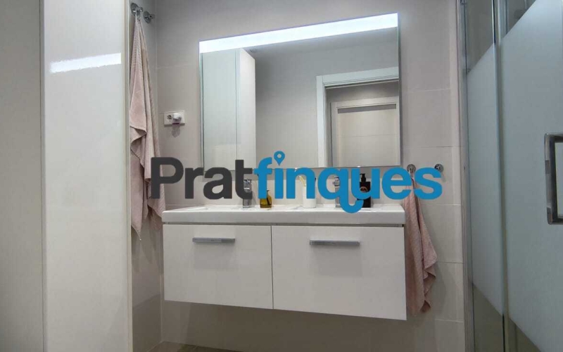 Te imaginas despertar cada día con el sol por la mañana, unas vistas claras y el cielo como vecino? Te ofrecemos esta magnífica vivienda exterior situado en una octava planta, completamente luminoso e impecable. Con una inmejorable orientación Sur-Sudeste, el piso disfruta de una entrada excepcional de luz natural durante todo el día. Ubicado en la prestigiosa Plaza Europa de L'Hospitalet de Llobregat, uno de los entornos urbanos más modernos, cotizados y mejor comunicados del área metropolitana de Barcelona, este hogar es el reflejo perfecto de una vida cómoda, elegante y altamente eficiente. La propiedad se sitúa en una finca joven que cuenta con tecnología de aerotermia de última generación y servicios exclusivos que elevan la calidad de vida al máximo nivel. Así se distribuye tu futuro hogar: - Gran dormitorio principal (16 m²): Un espacioso dormitorio de diseño que incluye una fantástica zona de vestuario integrada para tu total comodidad. - Salón-comedor de ensueño: Un ambiente abierto con grandes ventanales que conectan directamente con la terraza, inundando el espacio de sol. - Terrassa de 8 m²: El lugar ideal para relajarse ante la Plaza Europa, con acceso práctico y directo tanto desde el comedor como de la cocina. - Segundo dormitorio: Una habitación individual con ventana orientada a la terraza, ideal como despacho de teletrabajo, habitación juvenil o espacio polivalente. - Cocina independiente: Amplia, totalmente equipada, muy luminosa y con salida directa al exterior. Baño completo: Moderno y funcional, equipado con plato de ducha. Calidades, confort y eficiencia energética: - Suelos de parqué flotante de madera multicapa: Un acabado noble y natural que aporta máxima calidez, elegancia y confort a la pisada. - Sistema de aerotermia integral: Climatización de máximo ahorro (aire acondicionado y calefacción por conductas) y agua caliente sanitaria mediante energía limpia. - Máxima eficiencia: Edificio de construcción reciente con cierres de alto aislamiento y soluciones tecnológicas sostenibles. - Listo para entrar a vivir: El estado de conservación es excelente, no necesita ningún tipo de reforma. Servicios exclusivos de la finca: - Piscina comunitaria y solárium: Un oasis a tu disposición con espectaculares vistas panorámicas de la ciudad. - Seguridad y comodidad: Servicio de conserjería, control de accesos, dos ascensores y un montacargas. - Placas solares: Apoyo energético comunitario que optimiza todavía más el consumo general del edificio. Información de transparencia al consumidor: El precio de venta publicado no incluye los gastos ni los impuestos derivados de la compraventa (*ITP, gastos de notaría, registro, gestoría ni honorarios de intermediación inmobiliaria). Antes de hacer la visita, tu asesor personal te facilitará toda la información detallada y desglosada de estos costes para que compres con total tranquilidad.