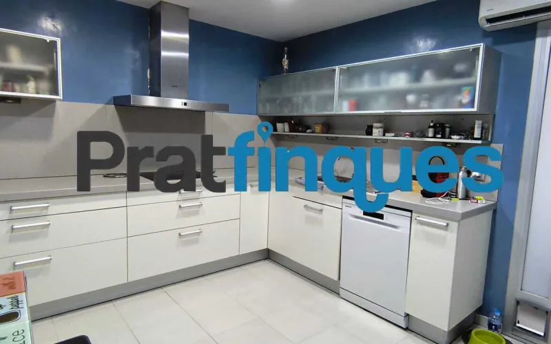 ¡Descubre tu nuevo hogar! Este encantador piso de 90 m² construidos (75 m² útiles) te ofrece la combinación perfecta de confort, espacio y una ubicación inmejorable. Situado en una cuarta planta con ascensor, destaca por su excelente distribución y su fantástica orientación oeste, ideal para disfrutar del sol de tarde. Características principales Zona de día: Salón-comedor de 16 m² con acceso directo a un agradable balcón de 8 m². Cocina independiente: Tipo office, muy espaciosa (14 m²) y con salida directa a galería/lavadero. Dormitorios: 3 habitaciones en total. Una suite principal de 12 m² y dos habitaciones individuales amplias. Baños: 1 baño completo de 4 piezas con bañera y 1 práctico aseo de cortesía. Climatización: Calefacción por radiadores de gas natural y aire acondicionado (splits) para un confort total todo el año. Ubicación y conectividad El inmueble se encuentra en una zona totalmente consolidada y excelentemente comunicada: A 8 minutos a pie de la parada de metro L9 (Cèntric). A 2 minutos de la parada de autobús Plaça Pau Casals (múltiples líneas). Servicios a pie de calle: Rodeado de comercios locales, restauración, colegios y entidades financieras. Condiciones y servicios de Pratfinques En Pratfinques te acompañamos en todo el proceso. Nos encargamos de todos los trámites de la compraventa: obtención de la financiación hipotecaria, liquidación de impuestos e inscripción registral. Sin honorarios de agencia para el comprador: Están totalmente incluidos en el precio de venta publicado. El precio de venta no incluye los impuestos ni tasas correspondientes a la parte compradora (ITP / AJD). La plusvalía municipal corre a cargo de la parte vendedora.
